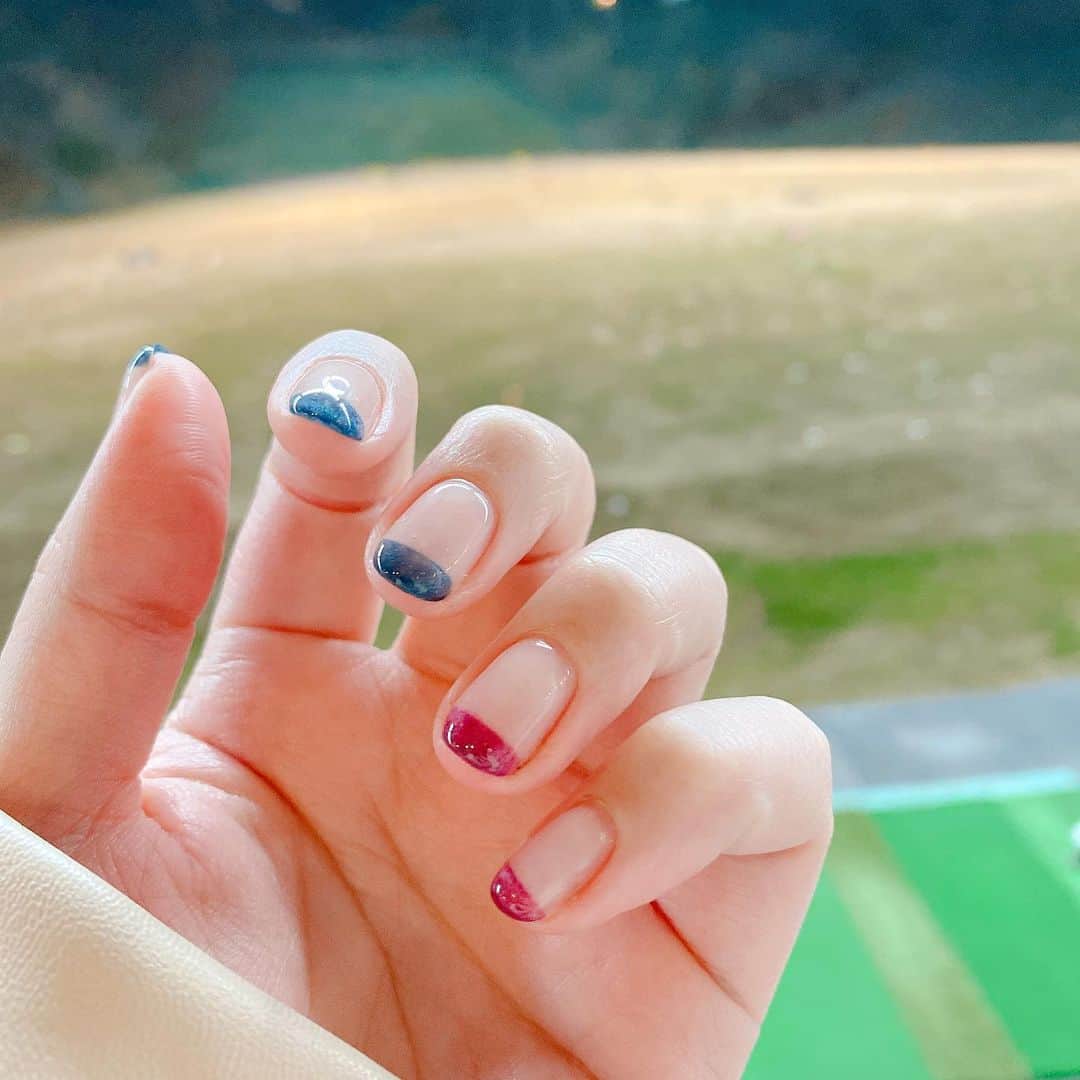 のインスタグラム：「new nails!!! 朝から母にネイルして、なんだか自分もやりたくなってやりました😂退院して今日で1週間ですが、順調に動けるようになってきてます。ただ、疲れも出てきて、筋肉をほぐしたり整えたりしてもらいにそろそろリハビリに行きたいと思ってます🤔そうそう、最近毎日レンジに付き添ってるんです⛳️私がクラブを握れるのはまだまだ先ですが💦ということで、今日もお疲れ様でした!!!明日は日曜日❤️夫と夫婦水入らずで過ごします🏠💓【 @nina_bysakiokamura 】の新作もよろしくお願いします!!! #saki_nails」