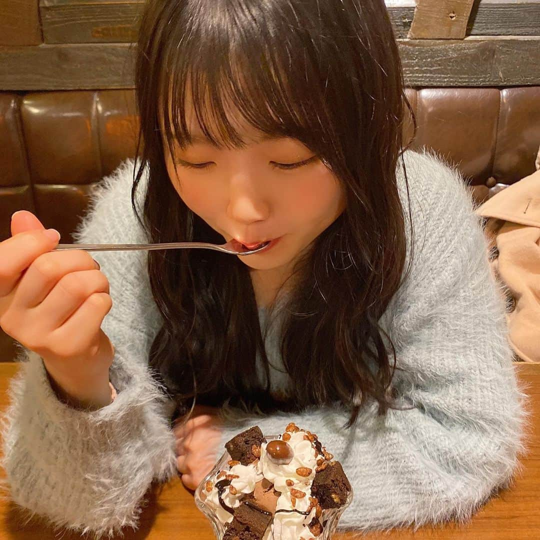 出口結菜さんのインスタグラム写真 - (出口結菜Instagram)「《🍫#全国　#びっくりドンキー》﻿ ﻿ ﻿ ﻿ いつも遊ぶ友達とゆっくり話したい時は﻿ びくドンのガトーショコラパフェが定番🍫♥️﻿ ﻿ ﻿ お手頃価格なのに、濃厚なガトーショコラや、アーモンドチョコレートが甘党の胃を満たしてくれる❤︎﻿ ﻿ だから何回食べても飽きないし、﻿ たまに恋しくなる味🤍﻿ ﻿ ﻿ ﻿ #びくドン #ガトーショコラパフェ #びっくりドンキーパフェ #パフェ  #甘党 #甘党女子 #女子会 #定番メニュー #甘いもの #アーモンドチョコレート #生クリーム #パフェ活 #美味しいもの #グレイル #お手頃価格 #全国グルメ #難波 #道頓堀 #難波グルメ #関西グルメ #全国グルメ #おやつの時間 #リピート店 #food #グルメ #スイーツ #デザート #食べ物グラム #ラビグルメ」2月27日 22時26分 - yui_laby0622