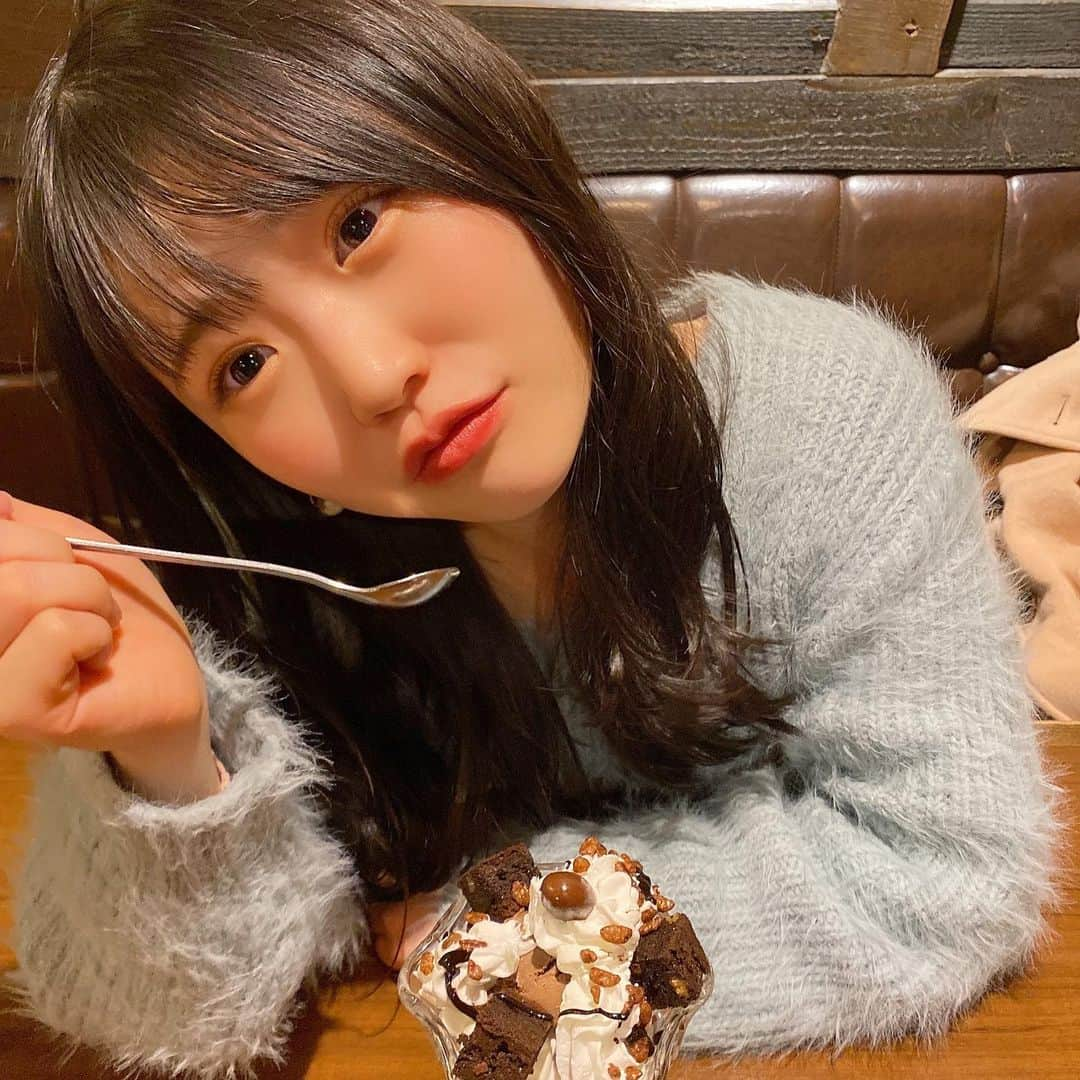 出口結菜さんのインスタグラム写真 - (出口結菜Instagram)「《🍫#全国　#びっくりドンキー》﻿ ﻿ ﻿ ﻿ いつも遊ぶ友達とゆっくり話したい時は﻿ びくドンのガトーショコラパフェが定番🍫♥️﻿ ﻿ ﻿ お手頃価格なのに、濃厚なガトーショコラや、アーモンドチョコレートが甘党の胃を満たしてくれる❤︎﻿ ﻿ だから何回食べても飽きないし、﻿ たまに恋しくなる味🤍﻿ ﻿ ﻿ ﻿ #びくドン #ガトーショコラパフェ #びっくりドンキーパフェ #パフェ  #甘党 #甘党女子 #女子会 #定番メニュー #甘いもの #アーモンドチョコレート #生クリーム #パフェ活 #美味しいもの #グレイル #お手頃価格 #全国グルメ #難波 #道頓堀 #難波グルメ #関西グルメ #全国グルメ #おやつの時間 #リピート店 #food #グルメ #スイーツ #デザート #食べ物グラム #ラビグルメ」2月27日 22時26分 - yui_laby0622