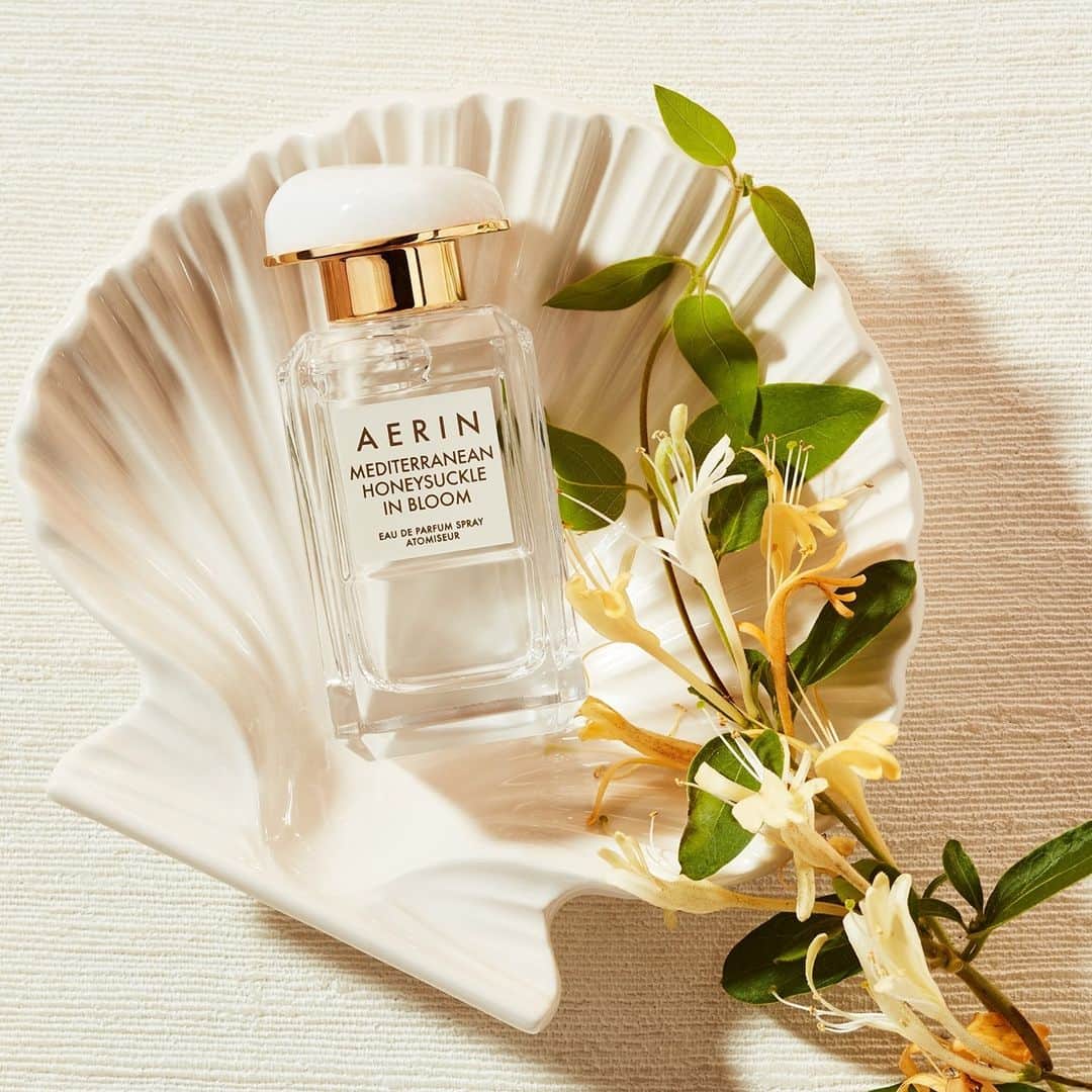 エスティローダーのインスタグラム：「@aerin’s new Mediterranean Honeysuckle In Bloom is inspired by a sun-drenched summer’s day.☀️ Immerse yourself with intoxicating floral notes of Jasmine and Tuberose and wrap yourself in the delicious warmth of honey – close your eyes and let the fragrance bring you to the iconic seaside of the Mediterranean. 🌊#AERINBeauty」