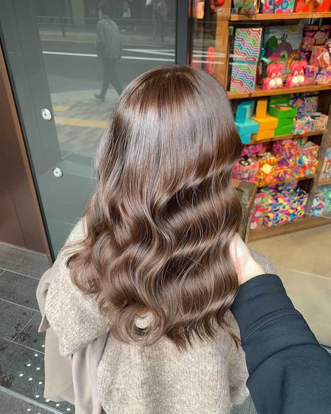 nyaachanのインスタグラム：「* ずっと行きたかった美容院💇‍♀️やっといけた🙌 インスタでいつも可愛いなぁ~ってみてた　@lunty_minato さんとこへ~☺️ 大人っぽい感じで、でも可愛くて、明るすぎずいい感じで！というざっくりの要望でめちゃくちゃいい感じに…🥺✨ 最後動画撮ってもらって、『これこれー！いつも見てるやつ！』ってなった❤︎笑 ほんまに大満足のお色になってルンルン♬ あと、おでこのとこのうぶげ風カットもしてもらった✨ 梅田の茶屋町にあるので、大阪の方はほんまに行くべき😮 丁寧にカウンセリングして下さるし、絶対満足できる👐❤️ あとミナトさんのアカウント可愛いカラーいっぱいでずーっと見てれる🤣✨ * また行くの楽しみやなぁ☺️☺️☺️ * * #ヘアカラー#ヘアカット#梅田美容室#大阪美容室#ミルクティーベージュ#ミルクティーガレ#ブリーチなしカラー#梅田美容院#茶屋町#茶屋町美容院#ブリーチなしカラー#おしゃれさんと繋がりたい」