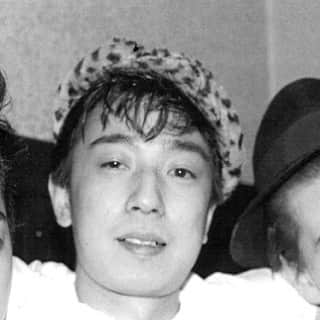 のインスタグラム：「ツバキハウス ロカビリーナイトから。 男っぽい北村さん、 遠くから、眺めていたなー。 北村さんの後輩が、 歌謡曲ナイト、歌謡曲かけてと、 毎回、物凄く、お願いしてたニイさんがいた風景が忘れられない。  トイレの鏡の前で、 リーゼントを作る、お兄さん達、 口紅を塗り直す、お姉さん達、  思い返すと、 涙目になる、だって青春だった。 毎回、ちゃんとドレスアップして、 踊りもカッコ良かった。 私はデニムに白いシャツみたいに、 男の子みたいに地味だったけど。笑 ロカビリー好きだったけど。 お小遣いで買った、赤いボーリングシャツをお母さんに取り上げられて無茶苦茶怒られたりしたわけだ。 さて。 とりわけロカビリーナイトは、いやツバキハウスは音楽やファッションのジャンルごとにルールやウンチクがみんなあり、それも面白かった。みんな、ちゃんと好きな物の背景を知っていた。 バブル期のDCブランド、今で言うハイブランドの流れに対抗するようだったかな。それは、その後のHIP-HOP への流れも同じだったかも。 だから、楽しかったんだと思う。 他にもそういう場所はあっただろうけど、ツバキは毎日が華やかで、何よりおチビが入り込みやすかった。  #DJ  #ビリー北村 さん #rockabilly #disco #tsubakihouse #tokyo #mysuperstar  #djsavedmylife  @save_our_space_  @savethedance_japan」