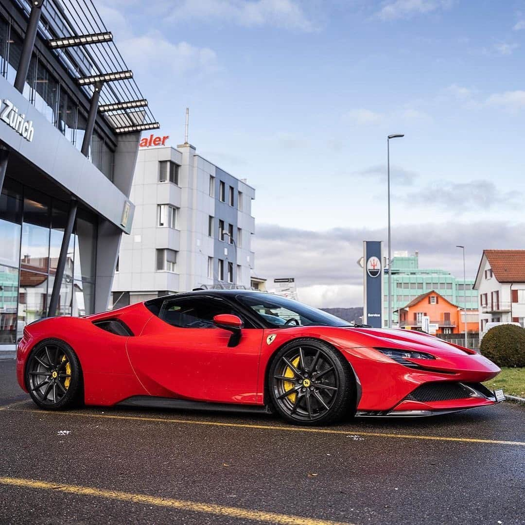 CARLiFESTYLEさんのインスタグラム写真 - (CARLiFESTYLEInstagram)「Ferrari SF90 or LaFerrari? Photo by @srs_swissrichstreets #carlifestyle #SF90 #laferrari」2月27日 22時35分 - carlifestyle