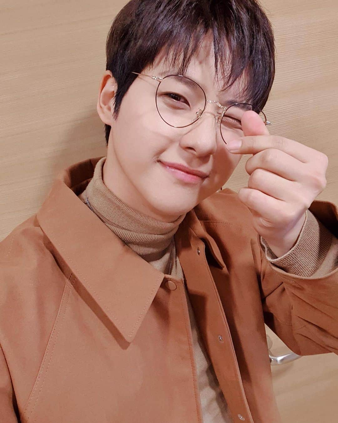 B1A4さんのインスタグラム写真 - (B1A4Instagram)「#신우 와 함께하는 행복한 토요일 밤💚 잠시 후 11시 10분, 'MBC 전지적 참견 시점' 에 신우가 참견 군단으로 함께합니다😆 전지적 신우 시점이 궁금하다면 지금 바로 본 방 사 수‼️ ⠀ #B1A4 #CNU」2月27日 22時46分 - b1a4ganatanatda