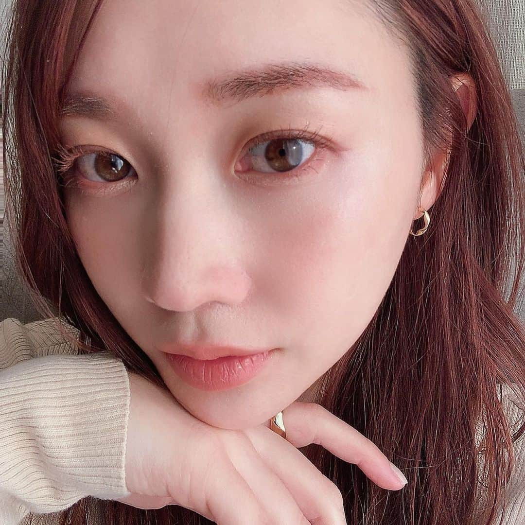 梶恵理子さんのインスタグラム写真 - (梶恵理子Instagram)「エクセルのスキニーリッチシャドウ新色と Visee avantの新色リップを使ったメイクを 今日YouTubeにupしました❤️  ☑︎エクセル／スキニーリッチシャドウSR11  3/16発売  ☑︎Visee avant／リップスティック033  ゆる〜く朝の準備してる動画です😀 この日は肌の調子がすこぶる悪くて ガッサガサやったけど、仕上がりは いい感じになって満足だったメイク☺️ 肌の調子が悪いとテンション下がるけど 春の新色コスメとか使うと テンション上がる💓💓💓💭😝  ヘアセットまで含めた動画になってるので 是非ご覧ください👋🏻✨  #かじえりイチオシ#エクセル#メイク#かじえりメイク#新作コスメ#春コスメ#新色#ヴィセアバン#viseeavant#スキニーリッチシャドウsr11」2月27日 22時40分 - kajierimakeup