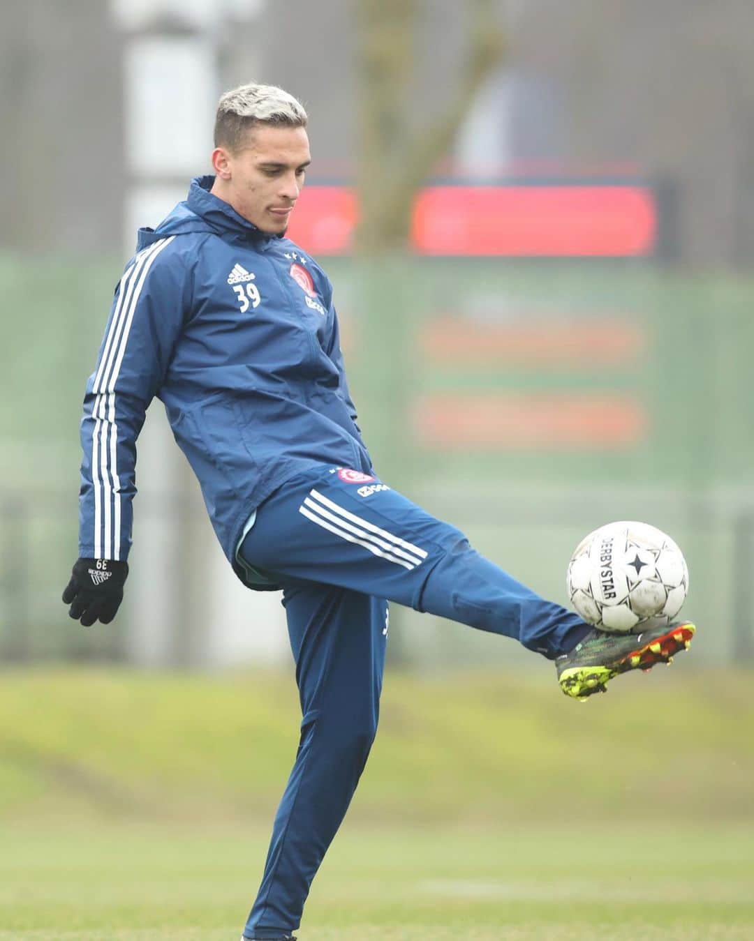 アヤックス・アムステルダムさんのインスタグラム写真 - (アヤックス・アムステルダムInstagram)「PSV - Ajax is one day away! 😎 #psvaja」2月27日 22時40分 - afcajax