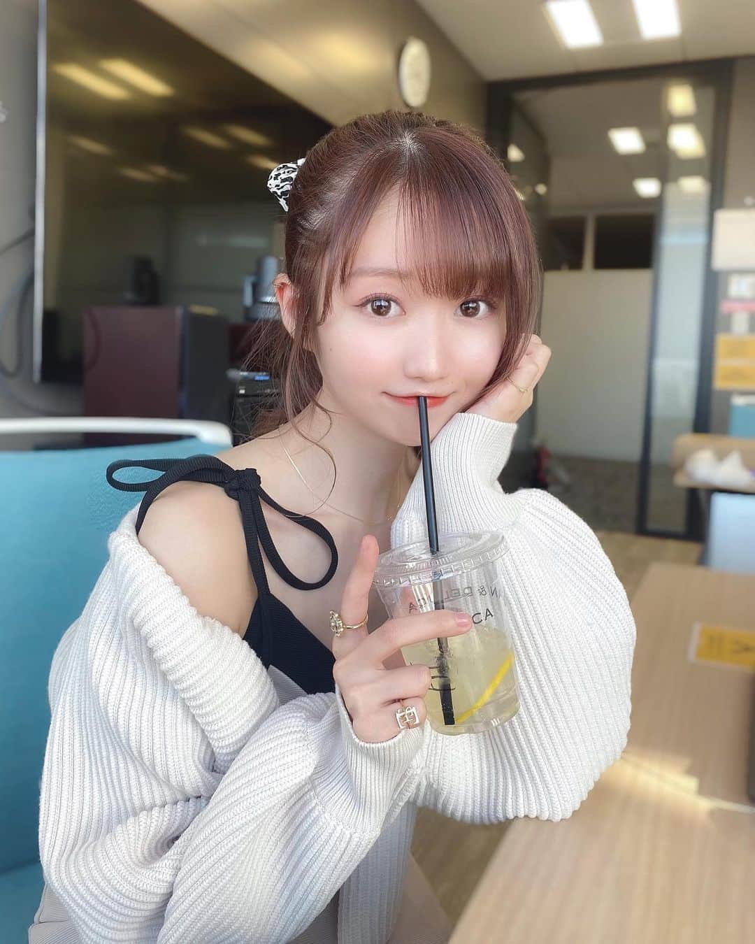 大谷映美里さんのインスタグラム写真 - (大谷映美里Instagram)「🍋 ㅤㅤㅤㅤㅤㅤㅤㅤㅤㅤㅤㅤㅤ 今日1日のテーマは お姉さま 😷 お話し会ありがとう〜🖤 いっぱい元気をもらいました！♡♡ ㅤㅤㅤㅤㅤㅤㅤㅤㅤㅤㅤㅤㅤ ☑︎おようふく cardigan #snidel  onepiece #meltthelady  ㅤㅤㅤㅤㅤㅤㅤㅤㅤㅤㅤㅤㅤ この私服のときにつけたリップは にこるんさんプロデュースの #cimer ♡ ナッティテラコッタめちゃ可愛いです🐈 ㅤㅤㅤㅤㅤㅤㅤㅤㅤㅤㅤㅤㅤ」2月27日 22時41分 - otani_emiri