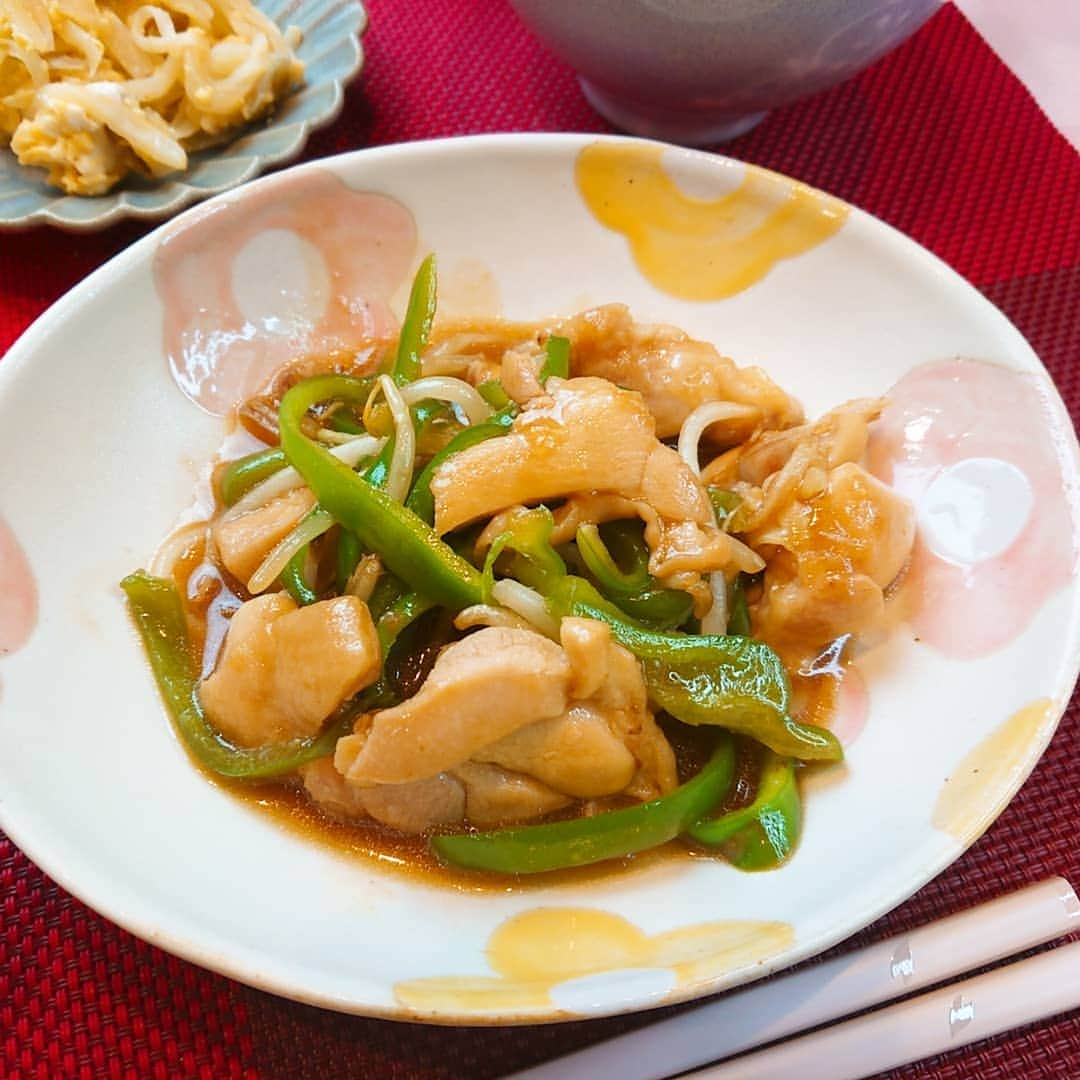 佐藤実絵子のインスタグラム：「〔鶏肉の青椒肉絲風〕ごはんのきろく🍚🍴 * 青椒肉絲に鶏肉を使うアイディアは#オレンジページcooking から。これがはまってとてもうまい！ * 他には中華コーンスープ(めちゃうま)水菜とナッツのサラダ(混ぜただけ) そして！得意の(？)肉じゃがリメイクグラタンなど。 * 肉じゃがリメイクグラタンは、肉じゃがを適当に細かくして、牛乳、マカロニを加えてとろみをつけてチーズを乗せて焼くだけなんだけどとても美味しいです🥰 * * #みえこごはん #レシピ #二人ごはん #ふたりごはん #おうちごはん #おうちごはんlover #しあわせごはん #家庭料理 #献立 #デリスタグラム #デリスタグラマー #クッキングラム #てづくりごはん365 #フーディーテーブル #うつわ好き #うつわ #instafood #lovefood #instalove  #foodstagram #japanesefoods」