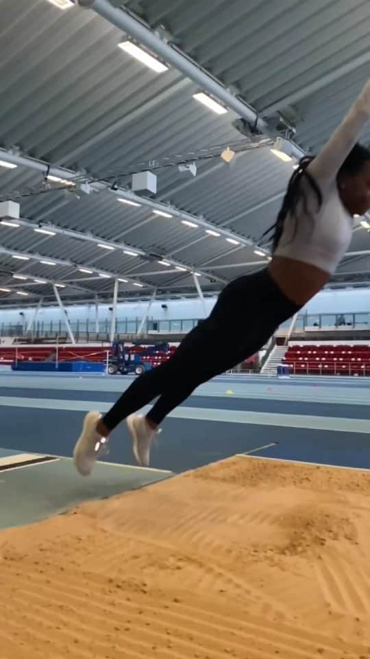 アシャ・フィリップのインスタグラム：「Jump Over Your Fears Queen 🆙👸🏾🚀⁣ ⁣ ⁣ ⁣ ⁣ ⁣ ⁣ ⁣ ⁣ #Overcomer #Motivation #Fearless #Powerful #YouCanDoIt #Gymshark #Athlete #GymsharkWomen #Olympian #Fitlife #GirlsWhoLift #TrackAndField #JumpersWorld #StandingLongJump #GymsharkTrain」