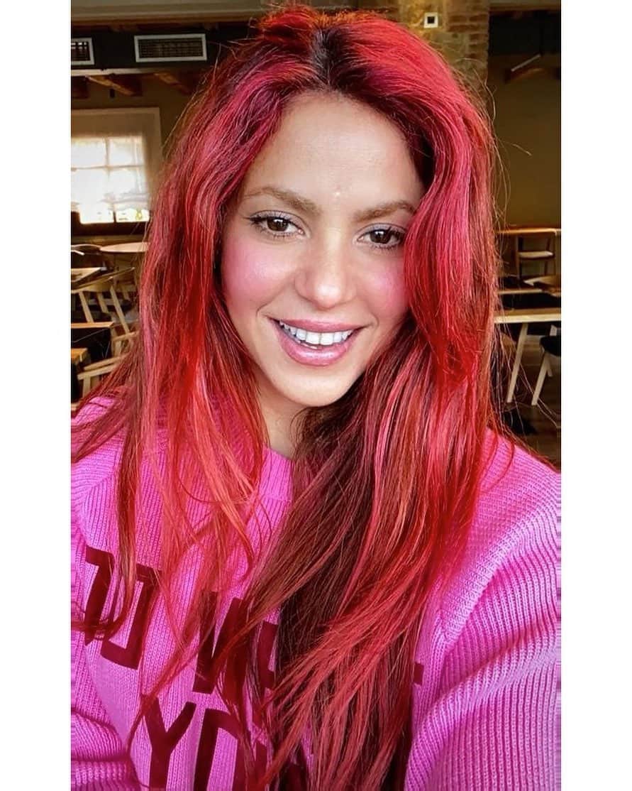 シャキーラのインスタグラム：「Pink Saturday!!!」