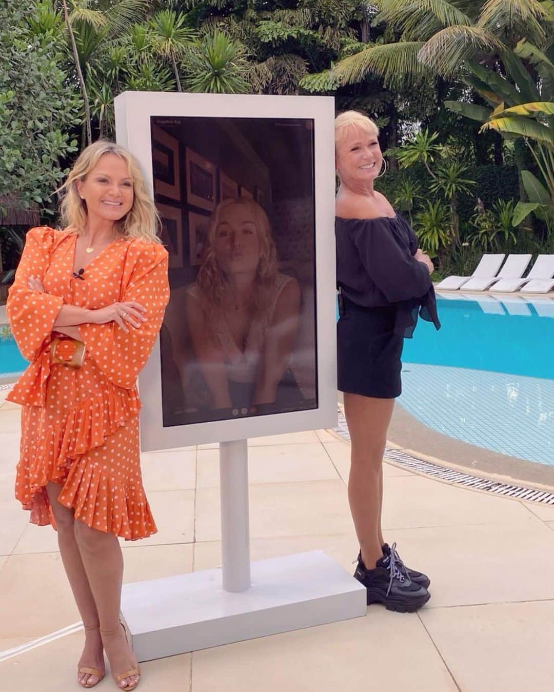 Eliana Michaelichin Bezerraのインスタグラム：「Olha o que o tempo pode fazer com três amigas de trabalho: unir em um grupo que se fortalece no respeito, amor e carinho a cada dia. Suas lindas!! Obrigada pela oportunidade deste encontro. Nos unimos em frente às câmeras para vcs matarem a curiosidade do que acontece em nosso grupo de wapp kkkk. Ficou curiosa (o)? 😊Aguardem as pérolas e muitas risadas. Dia 7 de março as 15h no SBT. #amigasdozap #xuxa #angelica #eliana」