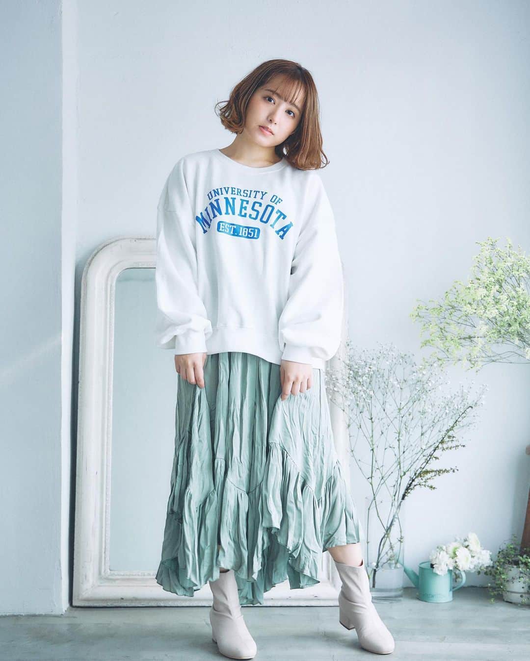 前田美里のインスタグラム：「好きなコーディネート👗 . @mim_official_01 さんにて 着用モデルしております💐✨✨ . 身長146センチ。  身長低くてバランスが合わなかったり丈が合わなかったり  悩むことが多かったですが、低身長向けなので可愛いお洋服たくさん着れて嬉しいです💫  徐々に小出しにしていきます〜！ . . #低身長コーデ #低身長 #小柄コーデ #sサイズコーデ #146cmコーデ #ファッション #モデル #春 # #ショート #make #イエベ #ファインダー越しの私の世界 #被写体 #写真好きな人と繋がりたい  #写真 #ヲタク #櫻坂46 #欅坂46 #日向坂46 #フォロー #フォロワー募集中  #fashion #japanesegirl #follow #followme #좋아요 #팔로우미 #팔로미 #오오티디」