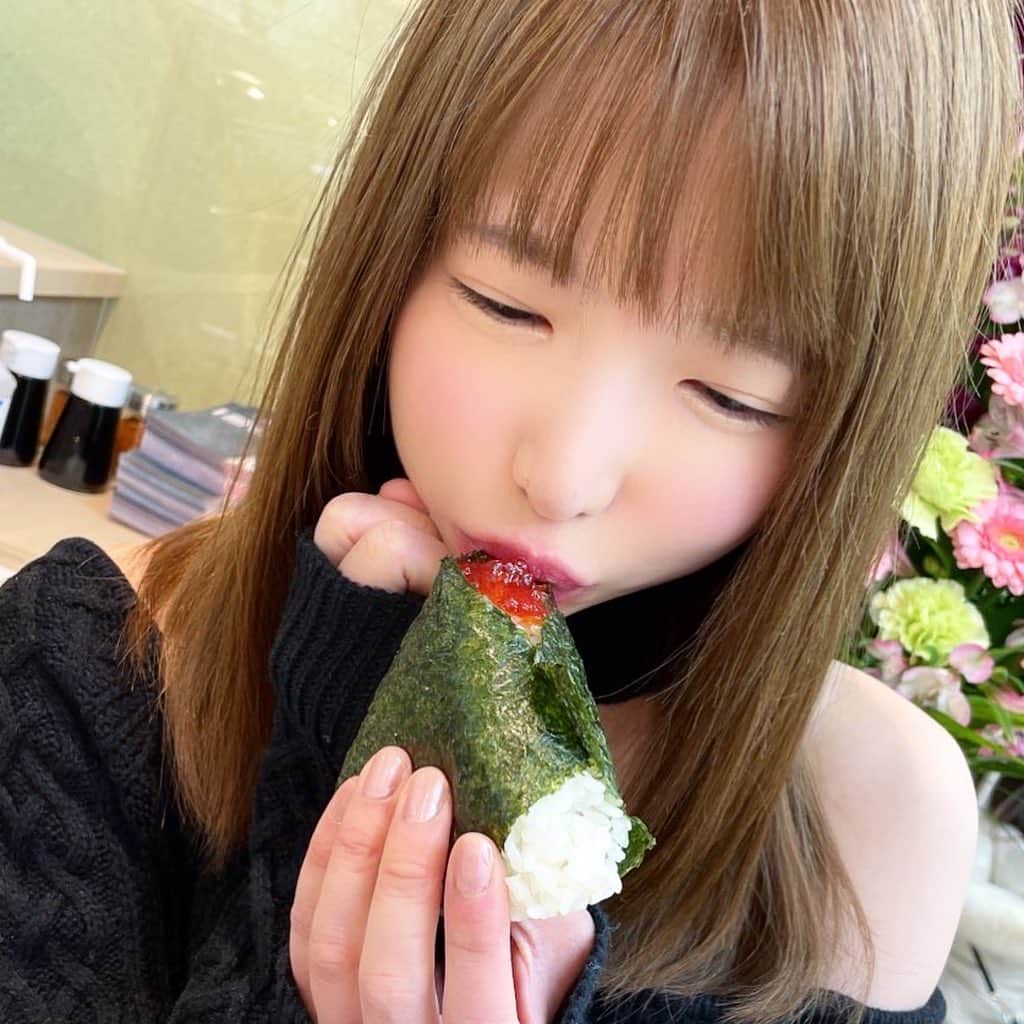 もえのあずきさんのインスタグラム写真 - (もえのあずきInstagram)「おにぎり🍙🍙🍙 #おにぎり#おにぎり専門店 #🍙#おむすび #onigiri #お米#大食い#大食い女子 #フードファイター #japanesefood #japanesegirl」2月27日 22時52分 - moeazukitty