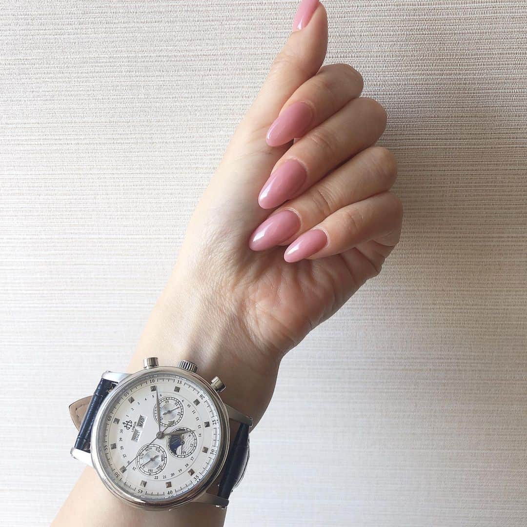 宮崎宣子さんのインスタグラム写真 - (宮崎宣子Instagram)「やっぱり大きめの時計が、可愛い😍 携帯に時計が付いてるから、時計離れしてましたが、 分刻みで動かなきゃいけない時には、時計が必要‼️  @loborjapan さんの時計をしてると、スケジュールを立てて、これ、本当にこなせるの？ と思っていても、仕事モードオンにしてくれるから結構こなしてくれる。  高い時計とか、高いスーツや洋服の方がビシッとやる気でる！ っていう時代から、 自分が似合うものを身につけることがかっこいいと思う時代へ変化していると思う。  この時計は、高くないんです！ なのに、細かい作りから、デザインまでが、超一流。 これは、本当に仕事人だなと思ってしまう。  そして、私もきちんとしっかり仕事したいと思えるのです。  私にはアロハと、少しの大切なものがあれば十分幸せ😊  クーポンコード miyazbo64  #ロバー #時計 #腕時計 #lobor #ペアウォッチ #バレンタイン #ギフト」2月27日 22時53分 - miyazaki_nobuko