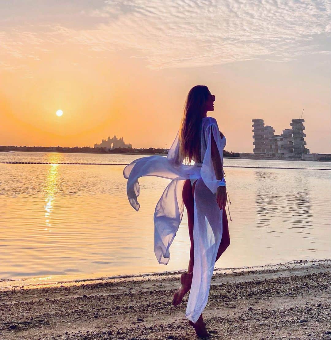 アンドレア・ヴェルソワのインスタグラム：「Going after a dream has a price. It may mean abandoning our habits, it may make us go through hardships, or it may lead us to disappointment, et cetera. But however costly it may be, it is never as high as the price paid by people who didn’t live. Paulo Coelho   “ Ísť za snom má svoju cenu. Môže to znamenať opustenie našich zvykov, domovov, môže nás to prinútiť prekonať ťažkosti alebo nás to môže viesť k sklamaniu atď. Nech je to akokoľvek nákladné a zložité, nikdy nie je také vysoké ako cena, ktorú platia ľudia, ktorí nežili. “Paulo Coelho   #beachtherapy #magictictime #sunset beachwear #plazovyzupan @beach_swan」