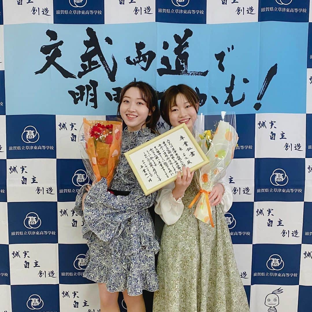 ゆりめりさんのインスタグラム写真 - (ゆりめりInstagram)「実は昨日、私たちの母校でライブをさせてもらいました！！✨ 今年は文化祭や体育祭が開催されず、その代わりにぜひゆりめりにライブを！ということでみんなに会いに行きました！！🥰✨ PCR検査も受けて陰性でした！！ みんなに少しでも想いを届けられてたらいいなぁ〜😍  #母校 #ゆりめり #ライブ」2月27日 22時53分 - yurimeri_official