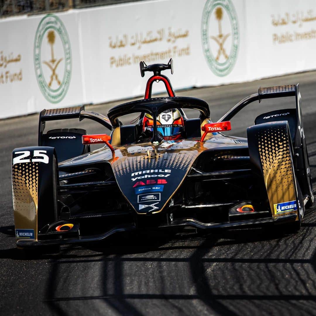 ジャン＝エリック・ベルニュのインスタグラム：「We were THAT close to Superpole! P7, much better pace in today’s qualifying, let’s go for the win 👊🏼 • • • #DSTecheetah #DSPerformance #DSAutomobiles #BOSS #TagHeuer #Michelin #ABBFormulaE #JEV25 #Racing #DiriyahEPrix 📷 @dppiimages / @germainhphoto」