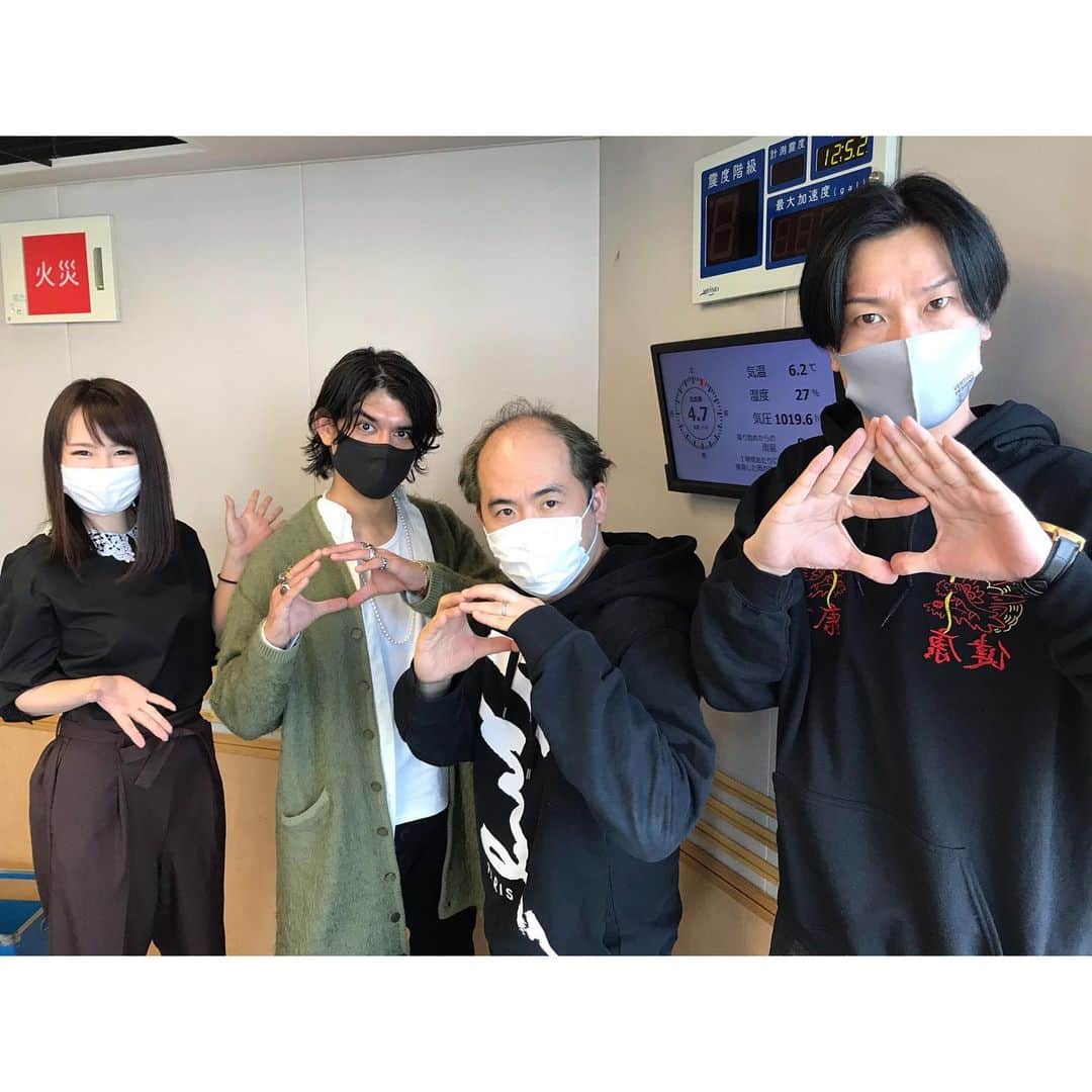 舘谷春香のインスタグラム：「今週もペペペありがとうございました！たかしさん＆バイクさんがお休みで、急遽相席スタート山添さんがピンチヒッター！ ありがとうございました！ナイスリンダリンダでした！バイクさんが脅威を感じている🤔  ゲスト1組目は #XIIX 斎藤さん＆須藤さん！約1年ぶり2度目のご登場です！良いイヤホンを買いたくなる素敵な曲に出会えた🎧  2組目はOKAMOTO'Sのボーカル・オカモトショウさん！初登場でした！ハンバーガーはダブチ派🍔新曲も聞かせていただきました〜！  いつもとは違うイレギュラー放送だったのですが、無事に終わりました！これはこれで楽しかった！ ありがとうございました☺️  みなさん今週も1週間お疲れ様でした☺️週末ゆっくり休んで、どうかご無事で☺️  明日やっとお知らせ出来ることがひとつあり重大(?)発表しますんで、お楽しみに！笑  #文化放送 #pepepeラジオ #ペペペラジオ #音楽番組 #XIIX #okamotos #ラジオ #radiko #ラジオのある暮らし #unisonsquaregarden」