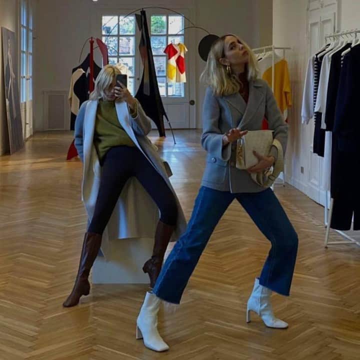 ミラショーンのインスタグラム：「Mila Mobile: special guests during the FW2122 Collection private presentation ⠀ ⠀ ⠀ #milamobile #fw2122 #milanofashionweek #milaschon #mfw」