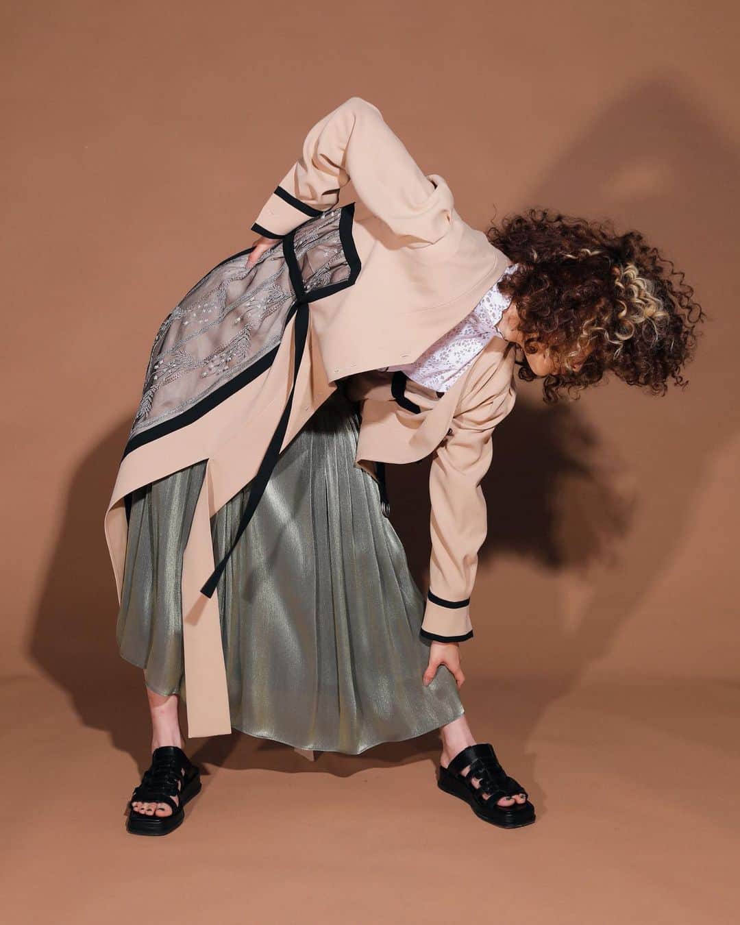 のインスタグラム：「・﻿ Path﻿ 2021 Spring / Summer Collection﻿ ﻿ _____﻿ ﻿ ﻿ glossy tucked long skirt﻿ ﻿ 3/5(fri.) 0:00﻿ available at online store﻿ ﻿ ﻿ ﻿ ﻿ #MURRAL﻿ ﻿」