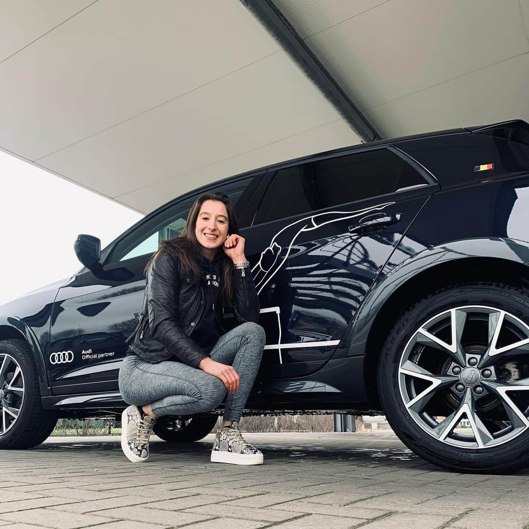 ニナ・デヴァエルのインスタグラム：「Had a little chores day today so that included making this baby shine again😍 #car @audibelgium #audi #audicitycarver @mig.motors」