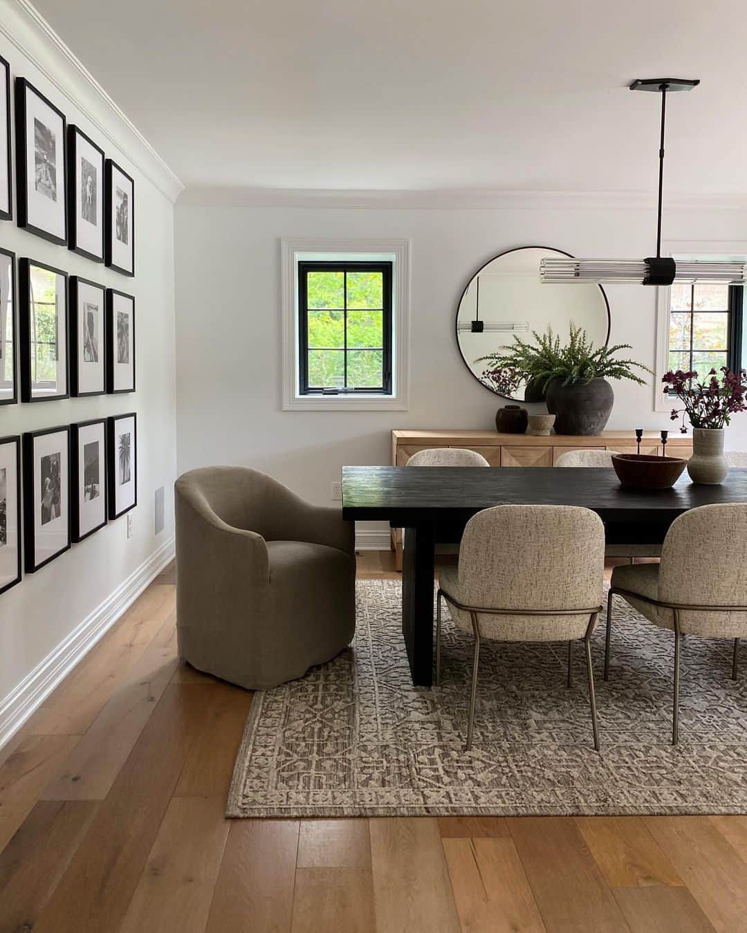 MT DOMAINEのインスタグラム：「A stunning dining room to start your Saturday off right. 🖤📷: @housesevendesign」