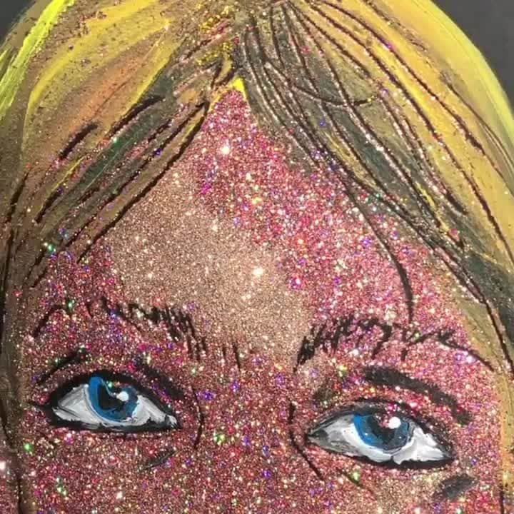 Christopher Kaneのインスタグラム：「Sadie in the sunshine. #HomeAlone collection glitter portrait @PaintedByChristopherKane」