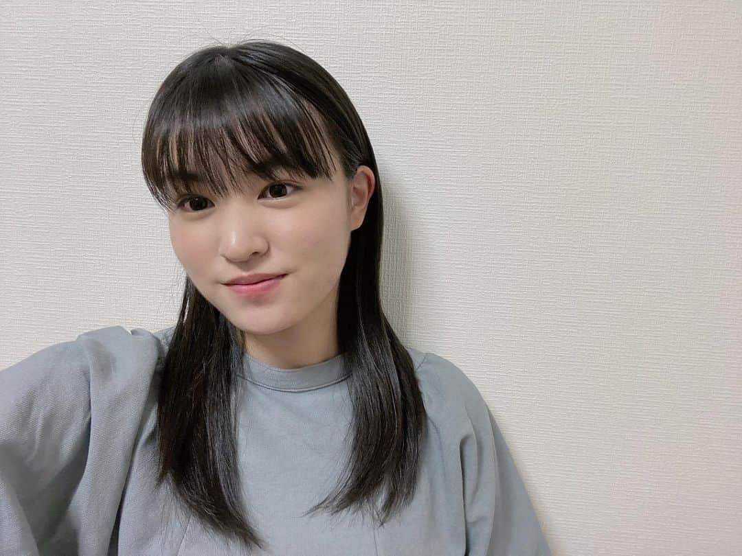 星野蒼良のインスタグラム：「・ 最近は暖かい日も寒い日もありますね〜  春の匂いがします💭  明日はオンラインサイン会です！ 購入はBATTENストアから！💁‍♀️ ・ #ばってん少女隊 #星野蒼良」