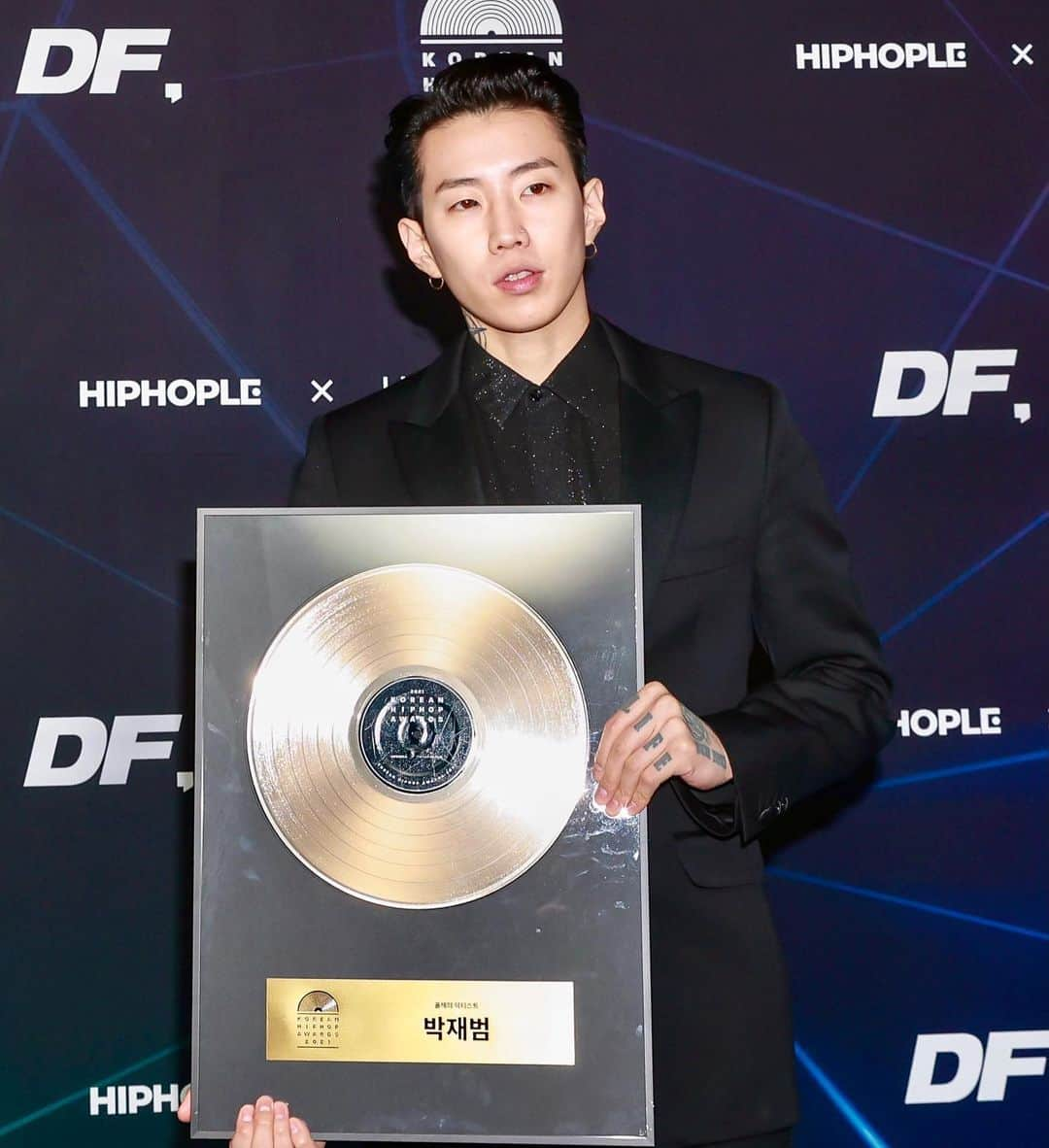 パク・ジェボムのインスタグラム：「🙏 2021 Korean Hip Hop Awards “artist of the year”  @hiphopplaya @hiphople @dingo_freestyle  이번년도 기획 너무 좋았습니다 짱이에요.  몬가 우리씬에대한 자부심이더생기는 제대로된 시상식 보는것같에서 너무 재밌고 뿌듯합니다.  내년에 더크게 갑시다.  화이링 🔥🔥🔥🙏🙏🙏❤️」