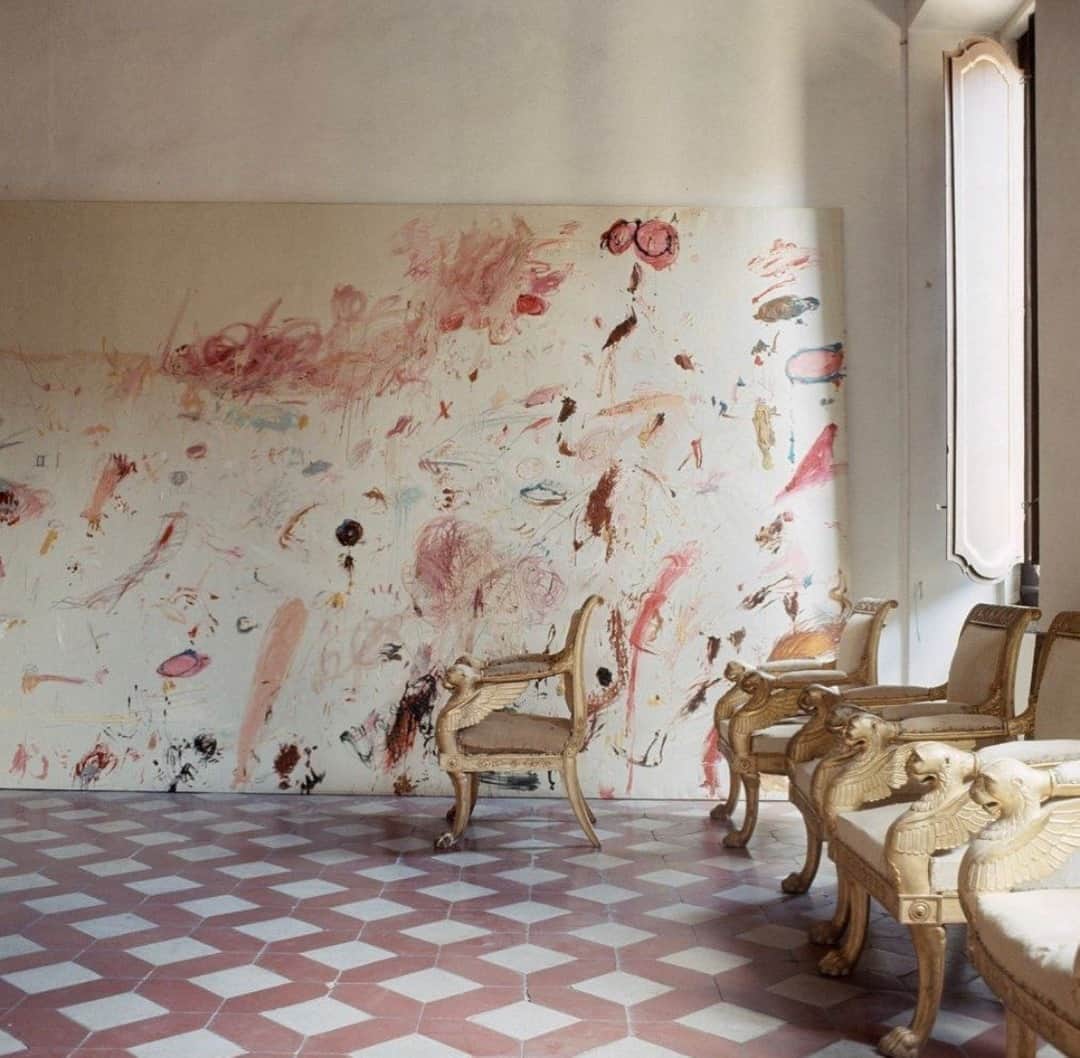 ダニジョーのインスタグラム：「Blank canvases & pink palettes 🎨🪑💕 by Cy Twombly」