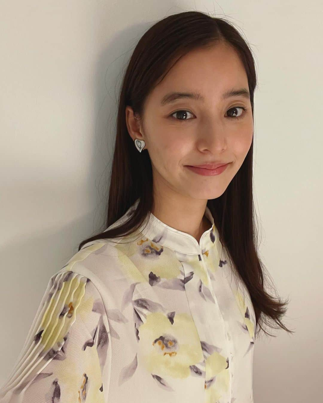 新木優子さんのインスタグラム写真 - (新木優子Instagram)「今日はカレンダー発売オンラインイベントでした☺️✨  当選して参加して下さった皆様‼︎本当にありがとうございました！ ファンのみなさんの愛に溢れた、すごくすごーーーーーく素敵なイベントになりました☺️ 色んな思いを一生懸命伝えてくれるのがすごくすごく嬉しかったし、あー‼︎後もう少しだけ話したい‼︎と切ない場面もあったり、、🥺 でもそれもまた良い思い出になっているといいなぁと☺️  兎にも角にもとっても楽しかったです‼︎ 本当にありがとうございました♡  応募して下さった全ての皆さまも本当にありがとうございました‼︎ 当たらなかった方も次の機会を絶対に作るのでまた是非応募して下さると嬉しいです🙇🏻‍♀️❤️  イベントの衣装は私服でした♡  onepiece : @lily_brown_official  earring : @iris47_official」2月27日 23時04分 - yuuuuukko_