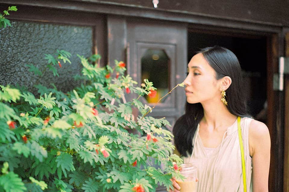 相馬絵美のインスタグラム：「2月27日17:17、月は乙女座で満月になりました🌝♍️  乙女座は調整を司る星座。 そして第一ハウスで起こるので 「自分自身の調整」がテーマかな。  乙女座はダイエットやデトックス、健康も得意分野。 しっかりとした食生活や体調管理で調整していきましょう。  今回もそうだけど、宇宙元旦までかなり第6ハウスがフューチャーされる流れになります。 このハウスの話はまた次回詳しく。  とにかく風の時代になって初めての宇宙元旦までに、自分自身の外も中もしっかり調整していきましょう♡  牡牛の天王星と乙女の月も120°なので 「卒業させたいものを終わらせて、新しい理想の自分に生まれ変わる」 というテーマも見えてきます。  水瓶座で水星と木星がコンジャンクションなので、発する言霊のエネルギーもだいぶ拡張される気配。 ここから春分の日までは、どんな言葉を自分が発するかしっかり意識した方が良さそうです。  #乙女座満月 #アファメーション #自分に宣言しよう」