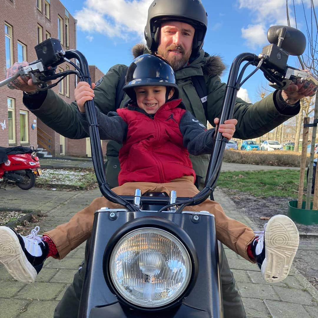 ベン・ソーンダースのインスタグラム：「Born to be Wild #holdon #bikerboy #Benji not yet baba , give it a couple more years 😎」