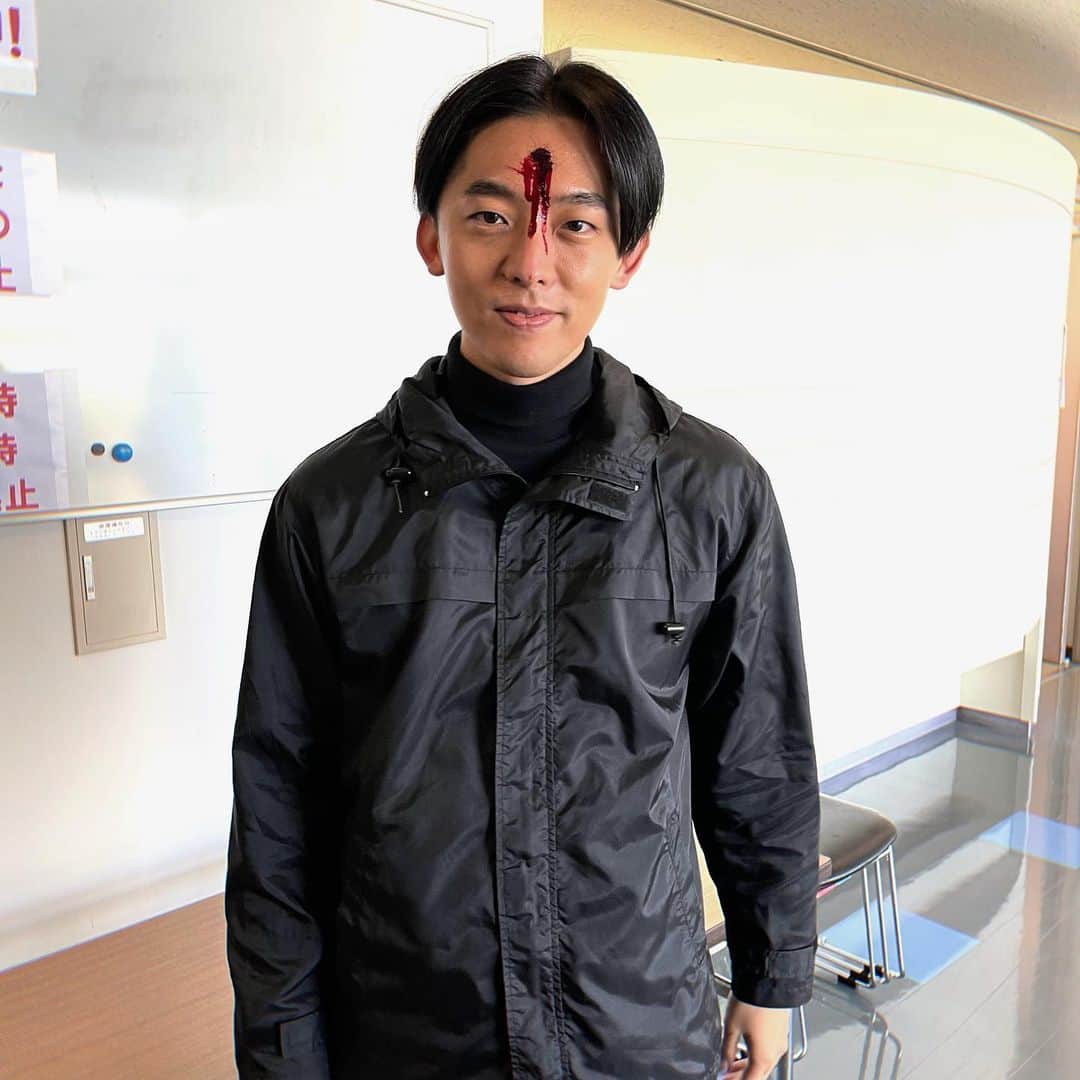 KEN THE 390のインスタグラム：「#レッドアイズ あの一瞬のために、頭撃ち抜かれるメイクもしていただきました🎯  そして背中だけでわからないと思いますが、監視カメラ映像で小牧を背負っていたのも僕でした📹  実は2日撮影で、待ち時間も多かったですが、同じく犯人グループ役の奥野君が話しかけてくれていたので、楽しくいられました。ありがとう😊  これに懲りず、実は他にも撮影したドラマがあるので、またお楽しみに📺  #kenthe390」