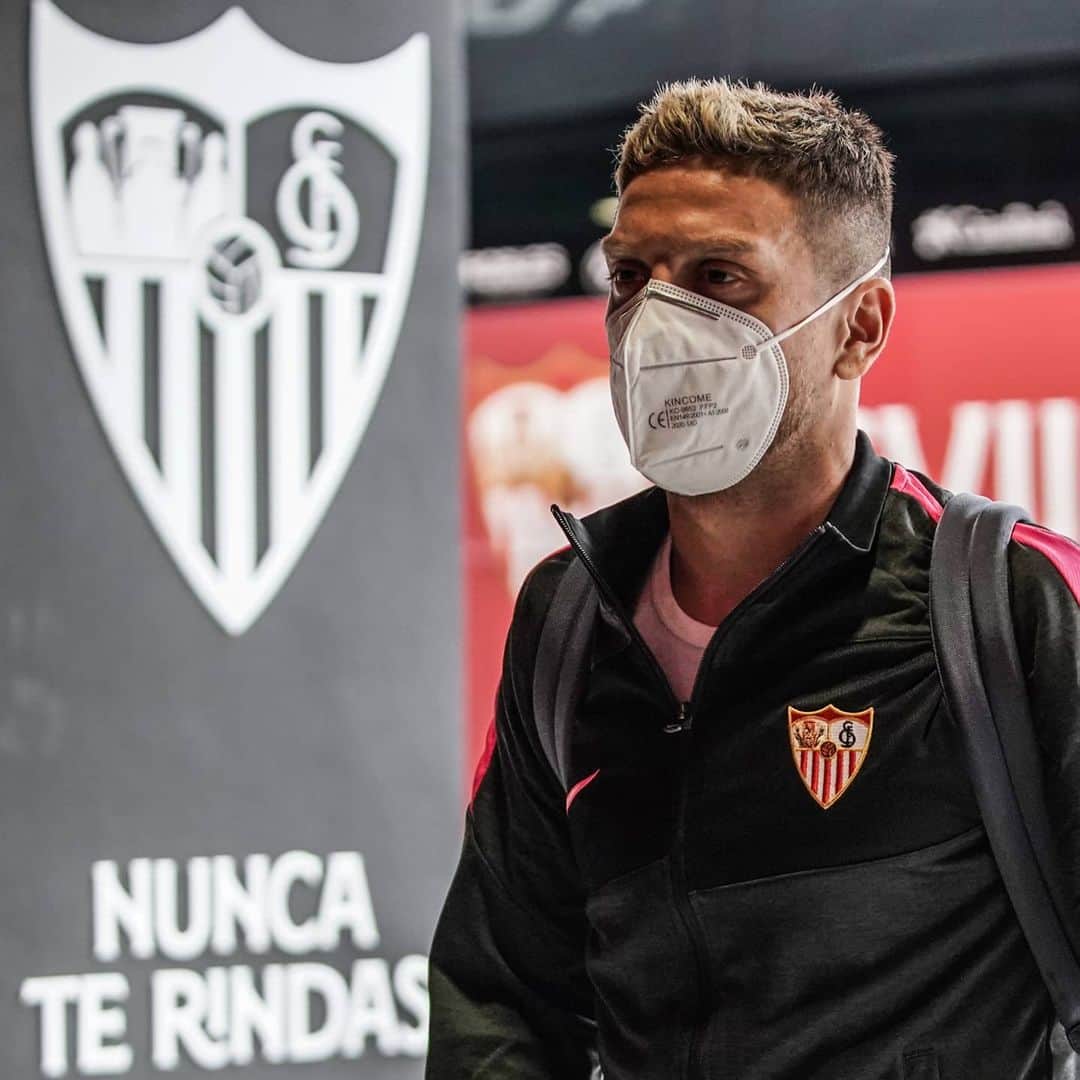 セビージャFCのインスタグラム：「👋🏼 🚍🏟 ➕ sᴛᴀʀᴛɪɴɢ xɪ ❗  #laliga #matchday #sevilla #barça #WeareSevilla #NuncaTeRindas」