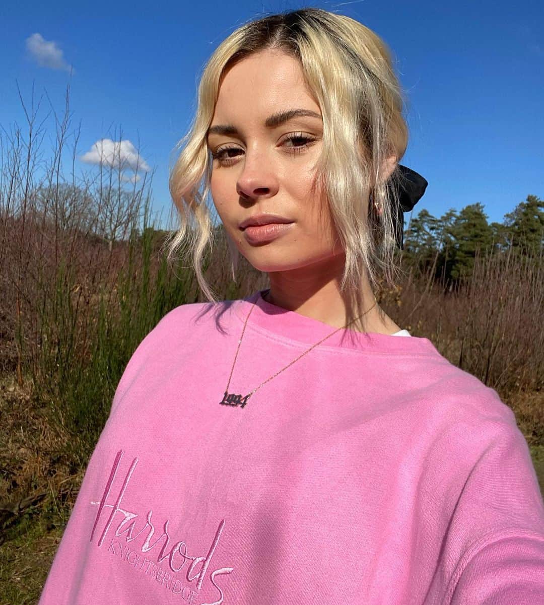 ニーナ・ネスビットのインスタグラム：「all those in favour of summer say AYE」