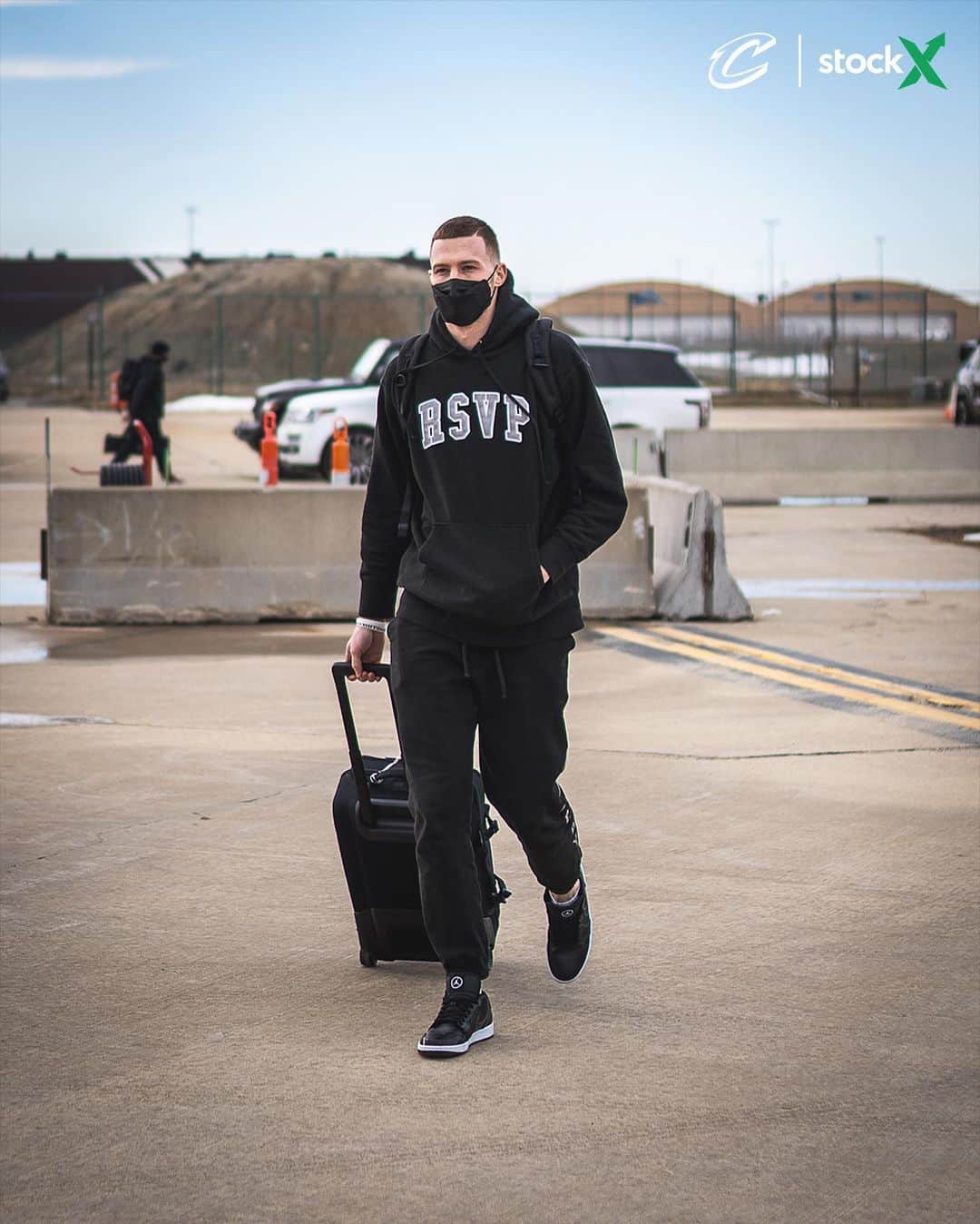 キャブスのインスタグラム：「On that road again. ✈️🍩」