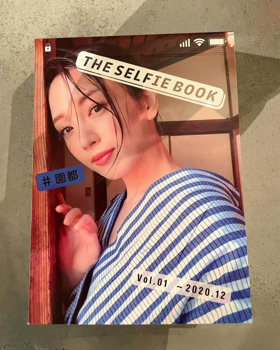 園都さんのインスタグラム写真 - (園都Instagram)「🤳📕 【SELFLE BOOK】 100部限定オフショット写真集 明日が最終日となりました。 auctionは、明日の23:59まで‼︎  こちらのTシャツは、 特典でプレゼント致します🤍  @selfie_auction #園都」2月27日 23時17分 - miyakosono_official