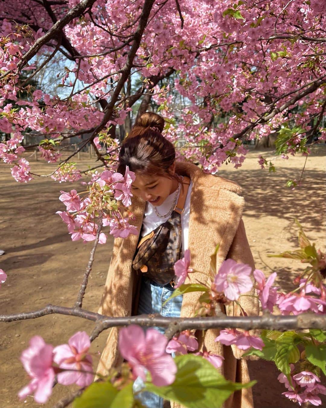 生駒幸恵さんのインスタグラム写真 - (生駒幸恵Instagram)「怒涛の仕事weekだったので久しぶりにちゃんとお休みでした♫ 近くの公園へ桜を見に🌸満開の河津桜ほんとに綺麗。毎年、この季節から中目黒川の桜が散るまで、大好きなシーズン😍とともに花粉症のつらさ😇🤧 そしてめちゃくちゃ寒い⛄️ とはいってももう3月になるので春服をみにお買い物もいって、朝から充実した土曜日でした♬ 皆さんどんな土曜日でしたか🥰  ps 先日のセミナーご参加いただいた方、たくさんのメンションも、ありがとうございます🥺💓 余韻に浸りながら、まだ残りの3/7(日)の講演があるので、すべて終わったらインスタに詳しく記事を書こうと思っています🐰 当日はclubhouseでまたアフタートークもやります🎤よろしければそちらも是非😋  #桜が好き #桜 #河津桜」2月27日 23時18分 - sachi_918