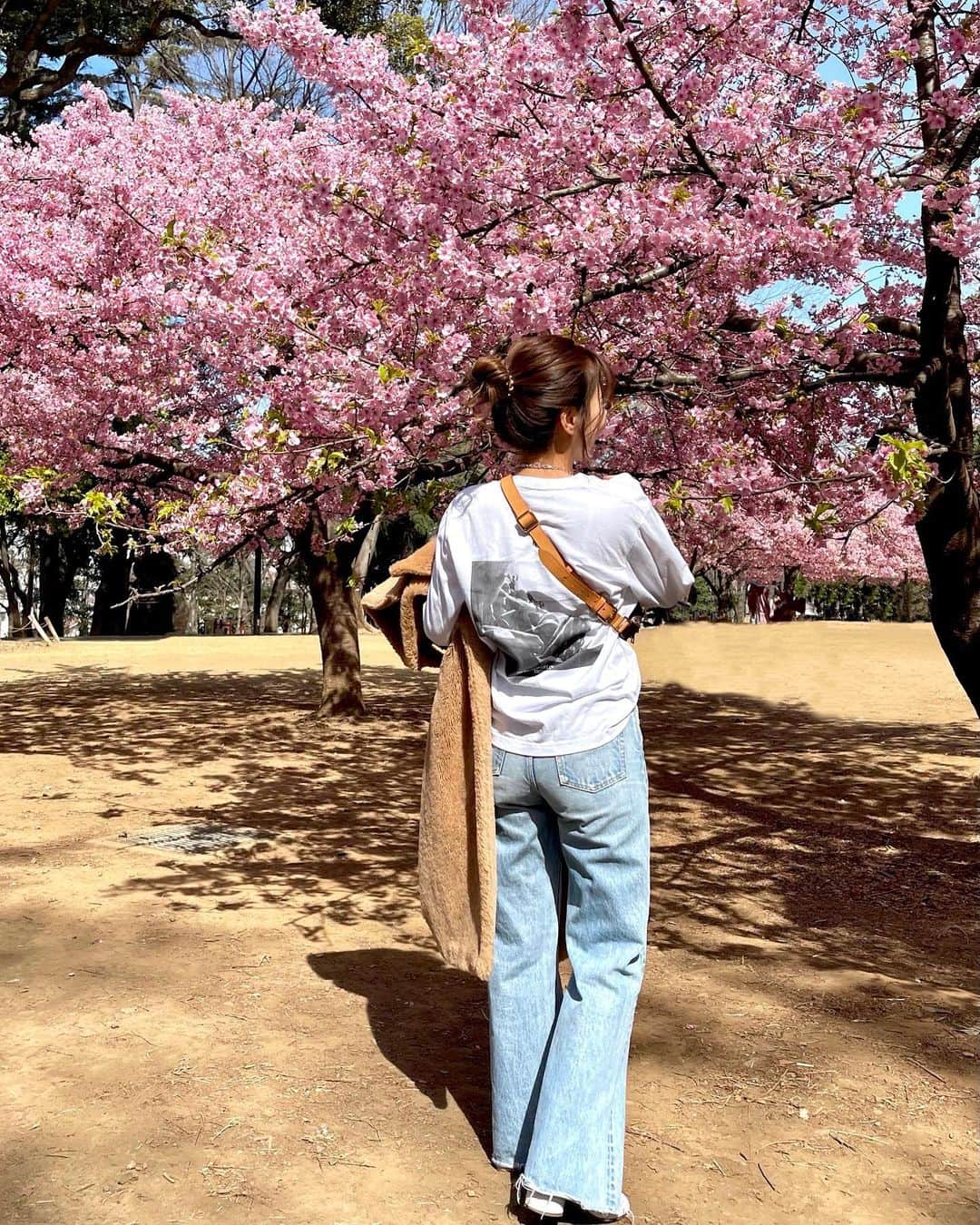 生駒幸恵のインスタグラム：「怒涛の仕事weekだったので久しぶりにちゃんとお休みでした♫ 近くの公園へ桜を見に🌸満開の河津桜ほんとに綺麗。毎年、この季節から中目黒川の桜が散るまで、大好きなシーズン😍とともに花粉症のつらさ😇🤧 そしてめちゃくちゃ寒い⛄️ とはいってももう3月になるので春服をみにお買い物もいって、朝から充実した土曜日でした♬ 皆さんどんな土曜日でしたか🥰  ps 先日のセミナーご参加いただいた方、たくさんのメンションも、ありがとうございます🥺💓 余韻に浸りながら、まだ残りの3/7(日)の講演があるので、すべて終わったらインスタに詳しく記事を書こうと思っています🐰 当日はclubhouseでまたアフタートークもやります🎤よろしければそちらも是非😋  #桜が好き #桜 #河津桜」
