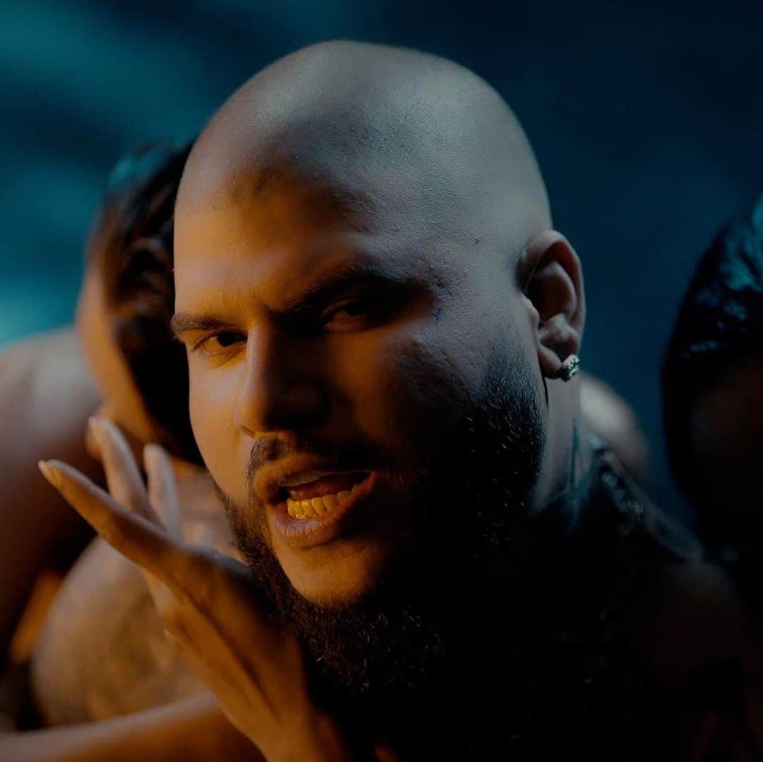 のインスタグラム：「Two kings link up for a banger! 👑👑 Watch @FarrukoOfficial​ & @myketowers’s new video for “Oh Mama,” and for everything Latin follow @somosvevo. ⠀⠀⠀⠀⠀⠀⠀⠀⠀ ▶️[Link in bio] #Farruko #MykeTowers #OhMama」