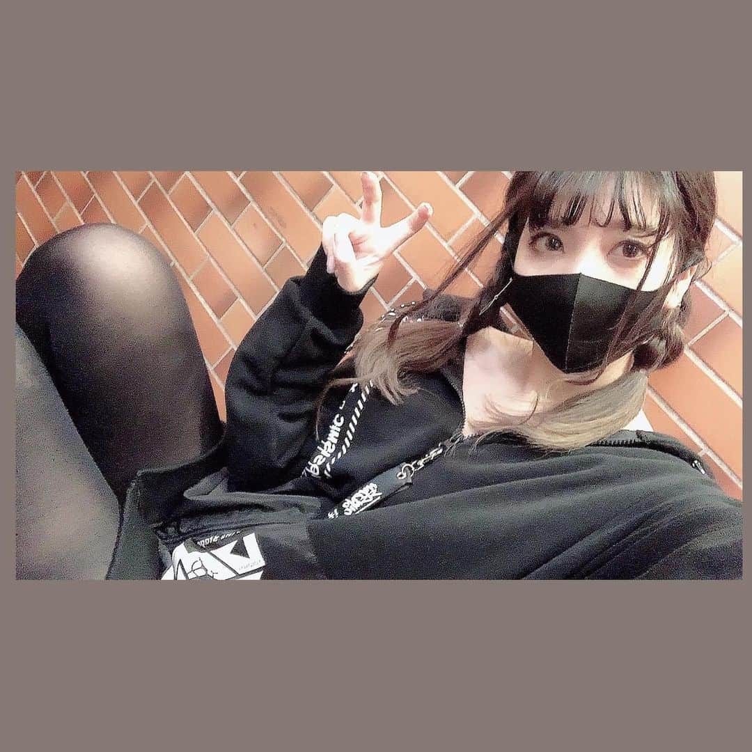 のインスタグラム：「#ヒプステtrack4  オリジナルパーカー。 . 普通に可愛いしあったかいから、 最近は職場の上着になってる😂😂 DJの日は1枚で着てたんだけど、 ファスナーの飾りが重いからどんどん下がってたので危なかった。笑 . この日はゆべしちゃんとオソロだった❤ . #hypnosismic#ヒプステ#fashon#model#dj」