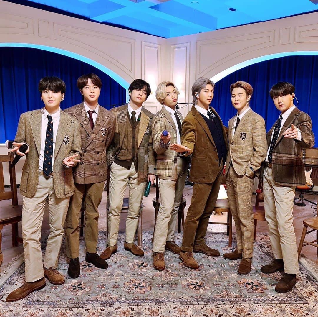 Polo Ralph Laurenさんのインスタグラム写真 - (Polo Ralph LaurenInstagram)「@BTS.BigHitOfficial members wear classic #PoloRLStyle tailoring for their #MTVUnplugged performance.  Featuring #Suga in a classic Polo Ralph Lauren Sport Coat, #Jin styled in our Tweed Suit Jacket, #V and #Jungkook wearing our Patchwork Jacket, #RM in a classic Polo Ralph Lauren Suit Jacket, #Jimin in our Polo Glen Plaid Linen Jacket, and #J-Hope in classic Polo Ralph Lauren styles.  #PoloRalphLauren #BTS」2月27日 23時29分 - poloralphlauren