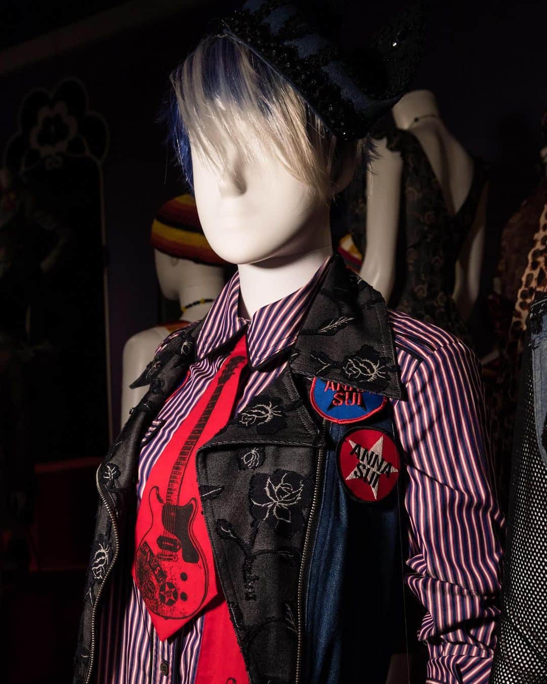 アナスイのインスタグラム：「"I am delighted to partner with @NSUArtMuseum in Fort Lauderdale, and to be able to once again see The World of Anna Sui exhibition come to life." Doors open tomorrow! RSVP on the @NSUArtMuseum site. Head to our stories for more.」