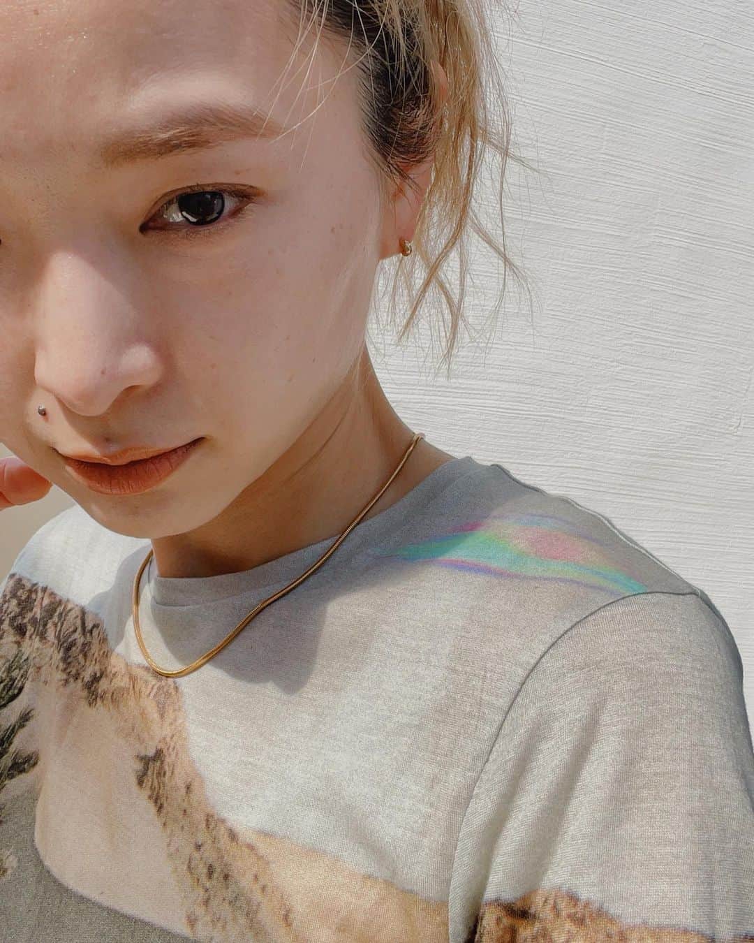 野々口祐子のインスタグラム：「@carpe_diem__official  シンプルで太すぎず、細すぎずちょうどいい存在感 チェーンの長さも鎖骨にかかるくらいの長さが 女性らしくて💯 これからの季節、 金属アレルギー対応は助かる〜🌿🌿🌿 #Carpediemjw #gift」