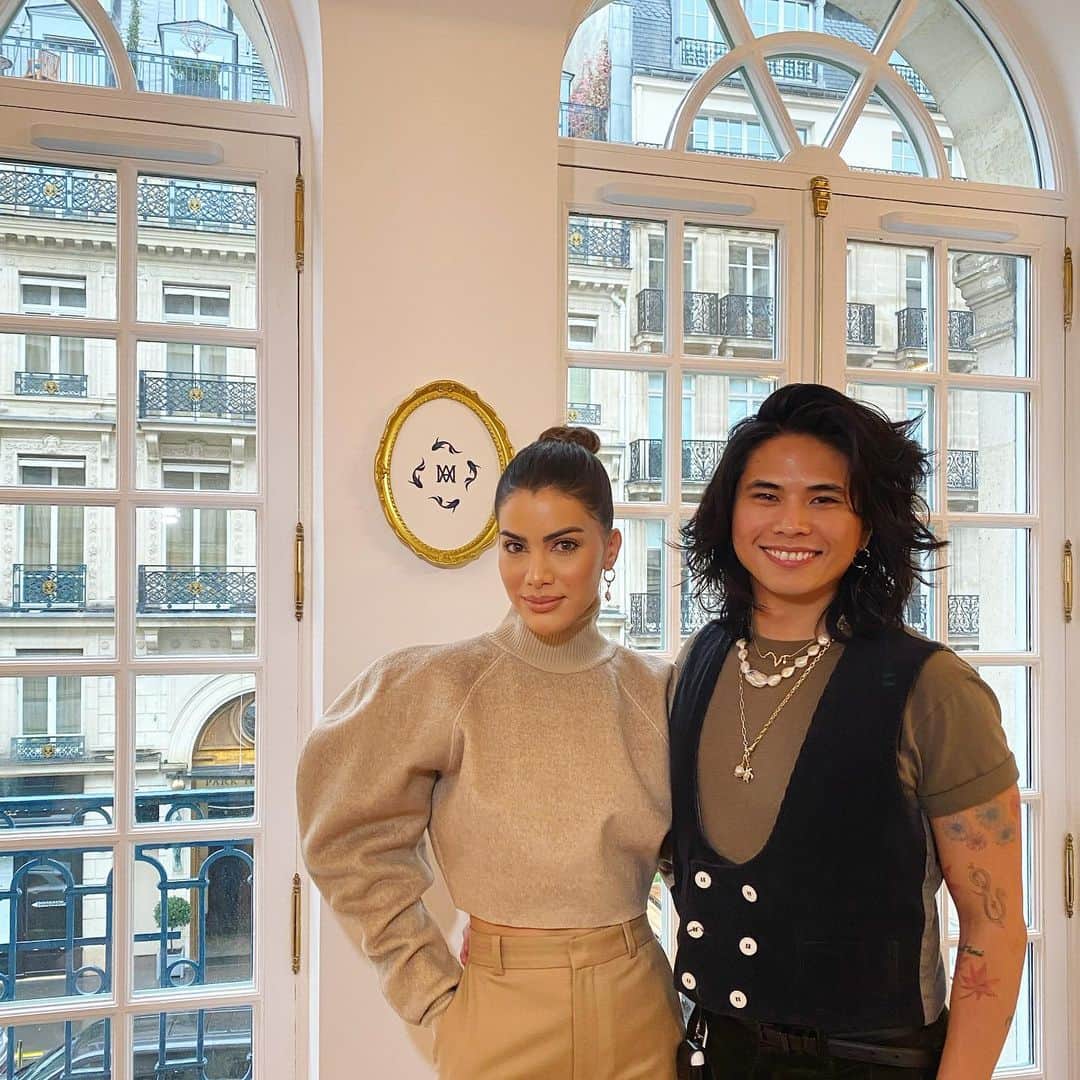 稲木ジョージのインスタグラム：「Right before the whole world stopped, @milamorejewelry launched its #kintsugi collection in Paris✨ We’ve been through so much but so grateful that we survived. Can’t wait to visit Paris again and do silly things with my bestie @garypinagot 👯 Special thanks to @tobeconfirmed.studio 💘 ちょうど一年前、全世界が停止する直前はパリ、ヴァンドーム広場にてKINTSUGIコレクションを発表しました😌見えない敵に恐怖で震えながらも、こうして健康に生きれるのも奇跡なほど。毎日に感謝をし、道近の人たちをより大切にすることが学べた一年でした！まだまだ不安定な状況が続くけれど、金継ぎのごとく、強く、美しく過ごしたいなと思います😉 また必ず、パリで日本職人が作ったジュエリーを発表したいな💘」