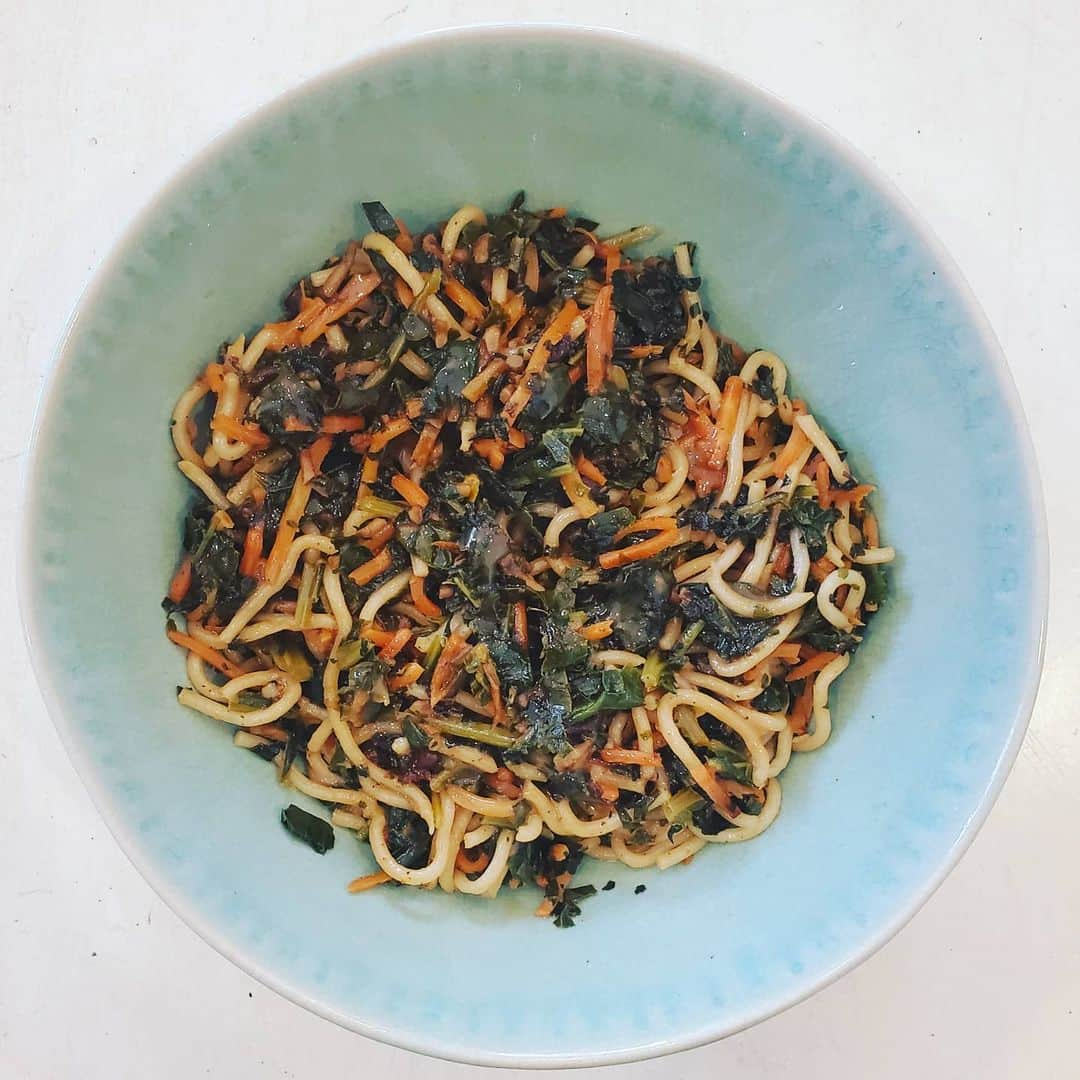 ガソリングラマーさんのインスタグラム写真 - (ガソリングラマーInstagram)「PLANT BASED KALE CARROT JAPANESE BBQ SAUCE TARRAGON BROWN BUTTER HOKKIEN NOODLES #GASOLINEKITCHEN  🥕🥬🌶🍄🧅🧄🧈🍜 @anniechunsinc organic #hokkiennoodles @earthboundfarm organic #lacinatokale via @buffalomarketco shredded #carrots fresh organic #tarragon @trybachans #japanese #bbqsauce  @miyokoscreamery #oatmilk #butter  #vegan #veganfood #whatveganseat #plantbased #vegetarian #VEGANGOOD #vegansofig #veganfoodie #foodie #plantbased #plantbasedfood #plantbasedfoodie @gasolineglamour #gasolineglamour  @gtfoitsvegan  #gtfoitsvegan #noodles  #BROWNBUTTER  @anthropologie #HAVANA bowl in mint」2月27日 23時23分 - gasolineglamour