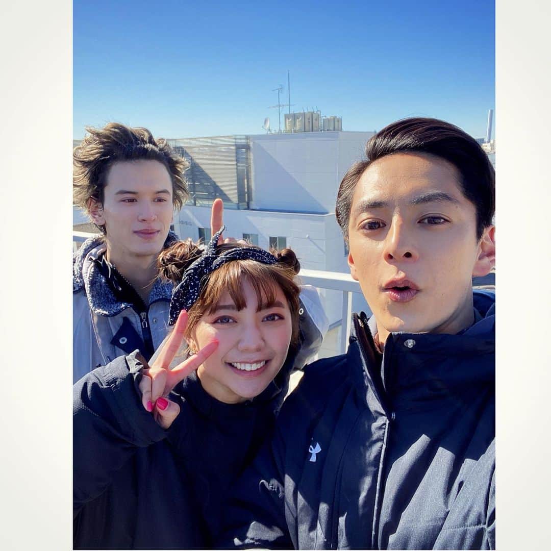 才川コージのインスタグラム：「明日9時は！仮面ライダーセイバー！  第24章 『父の背中、背負った未来。』  子供の頃、父の背中って 凄く大きく感じたな〜。  ゴリマッチョだから。  ‥‥‥🦍  明日お楽しみに！  #仮面ライダーセイバー #仮面ライダーブレイズ #ズオス #須藤芽衣  #kamenridersaber」