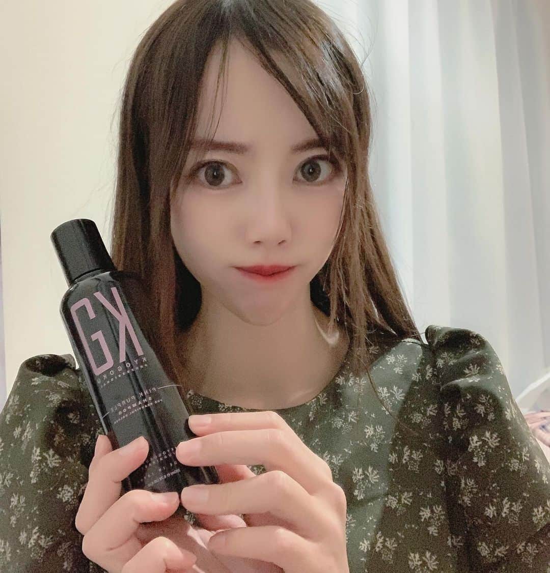 hina2221のインスタグラム：「ピンクパープルシャンプー 使いはじめました💜💖  ブリーチ後の髪に艶感を与えるだけでなく、 ピンクとパープルの両方の色が入ることによって 色落ちのくすみを和らげながら透明感を表現することがでるシャンプーなんです🧴🧴  「黒髪」「赤みの出やすい髪」「黄色ベース肌」これらを解消して髪色で「透明感の肌」に見せてくれます💓  最強シャンプー😗  #kyogokupro #irome #カラーシャンプー #kgカラーシャンプー #ムラシャン #kyogoku #京極琉 #salonryu #pr#ヘアケア#美髪#透明感#ツヤ髪#ニュアンスカラー#肌色に透明感増す @hina22221」