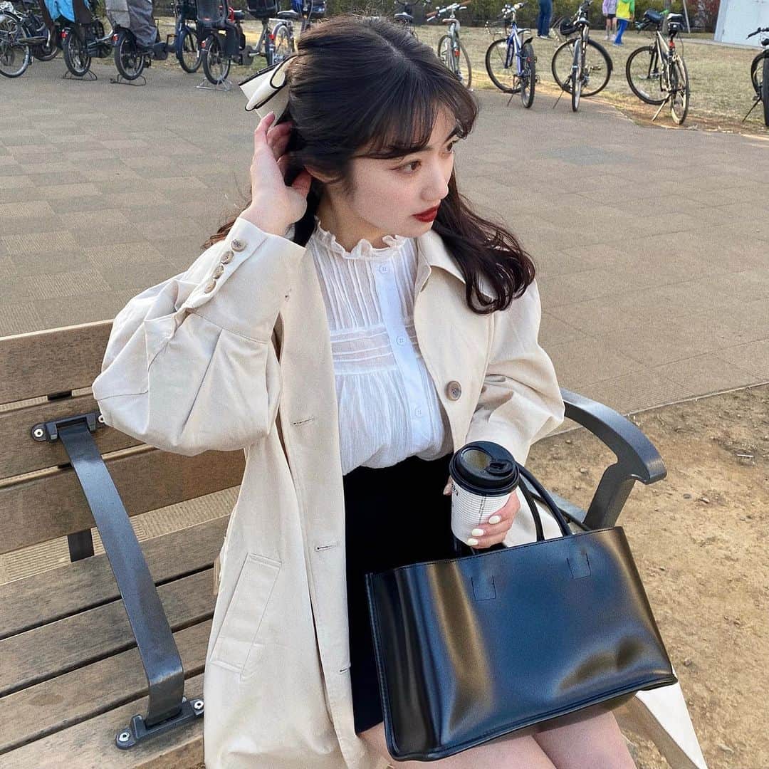のインスタグラム：「ファミマさんのふわふわラテ美味しかった🫖☁️🤍  ブラウス以外、ベリンで発売するアイテムだよ🤍　@berin__official   ブラウスは　@u_dresser ♡」